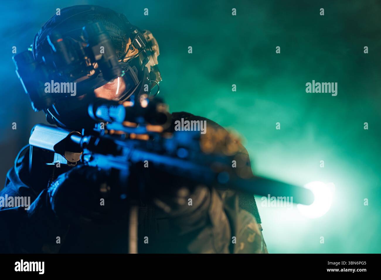 Ein Teammitglied der Spezialkräfte, ausgerüstet mit fortschrittlicher taktischer Ausrüstung, bei einer geheimen Operation nachts. Der Bediener zielt durch ein Gewehrskop, Suruu Stockfoto