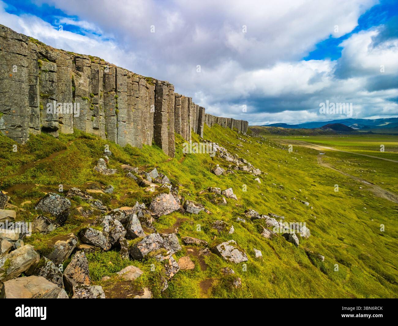 Fantastische Drohnenansicht der Basaltklippen von Gerduberg, Halbinsel Snæfellsnes, Island Stockfoto