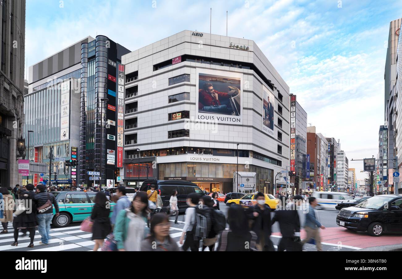 Louis Vuitton an der Kreuzung Shinjuku und Meiji dori in Shinjuku, Tokio, Japan Stockfoto
