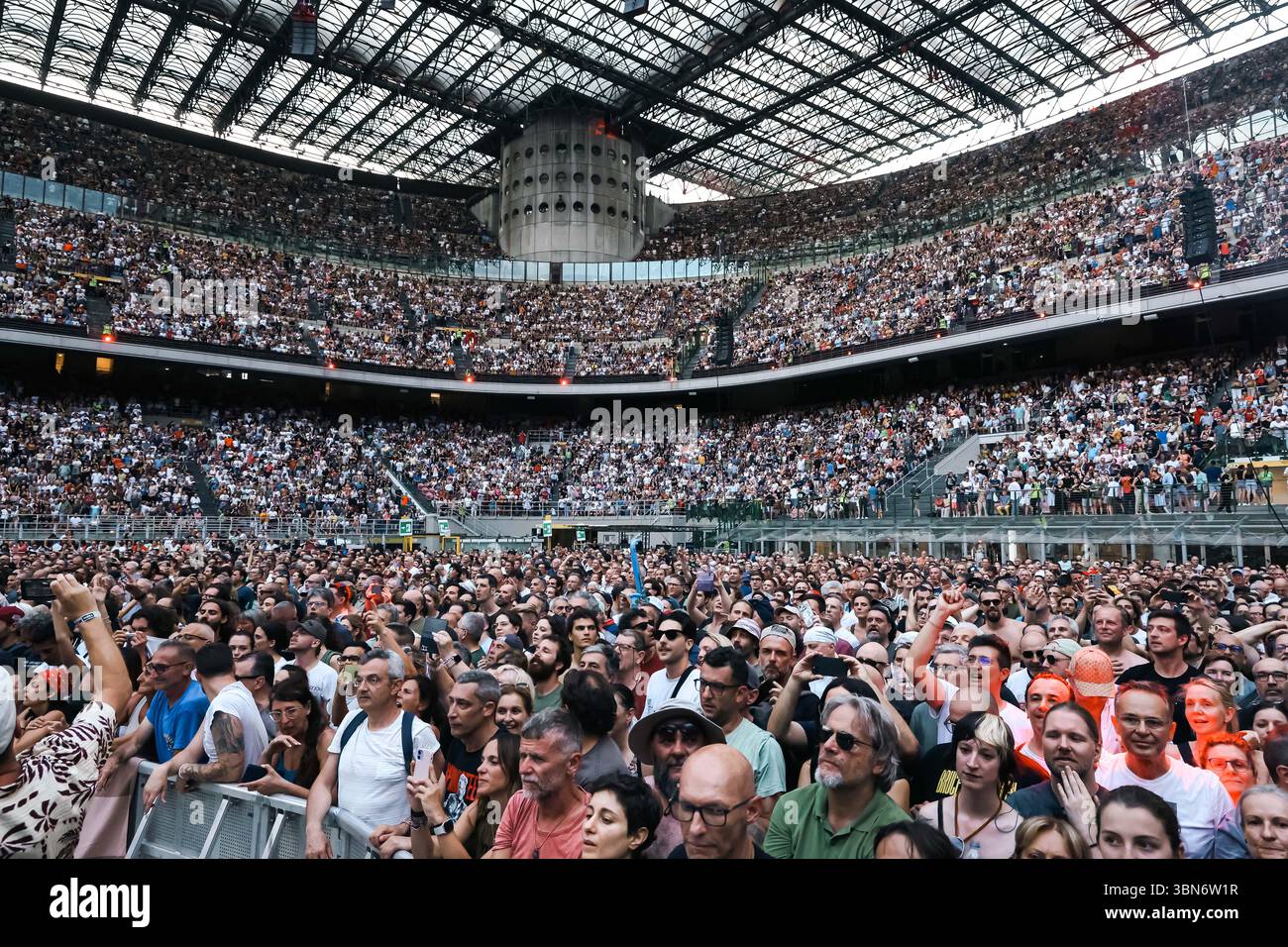 Mailand, Italien. 30. Juni 2025. Mailand, Bruce Springsteen tritt während der World Tour 2025 im San Siro Stadion auf. Auf dem Foto: Publikumskredit: Unabhängige Fotoagentur/Alamy Live News Stockfoto