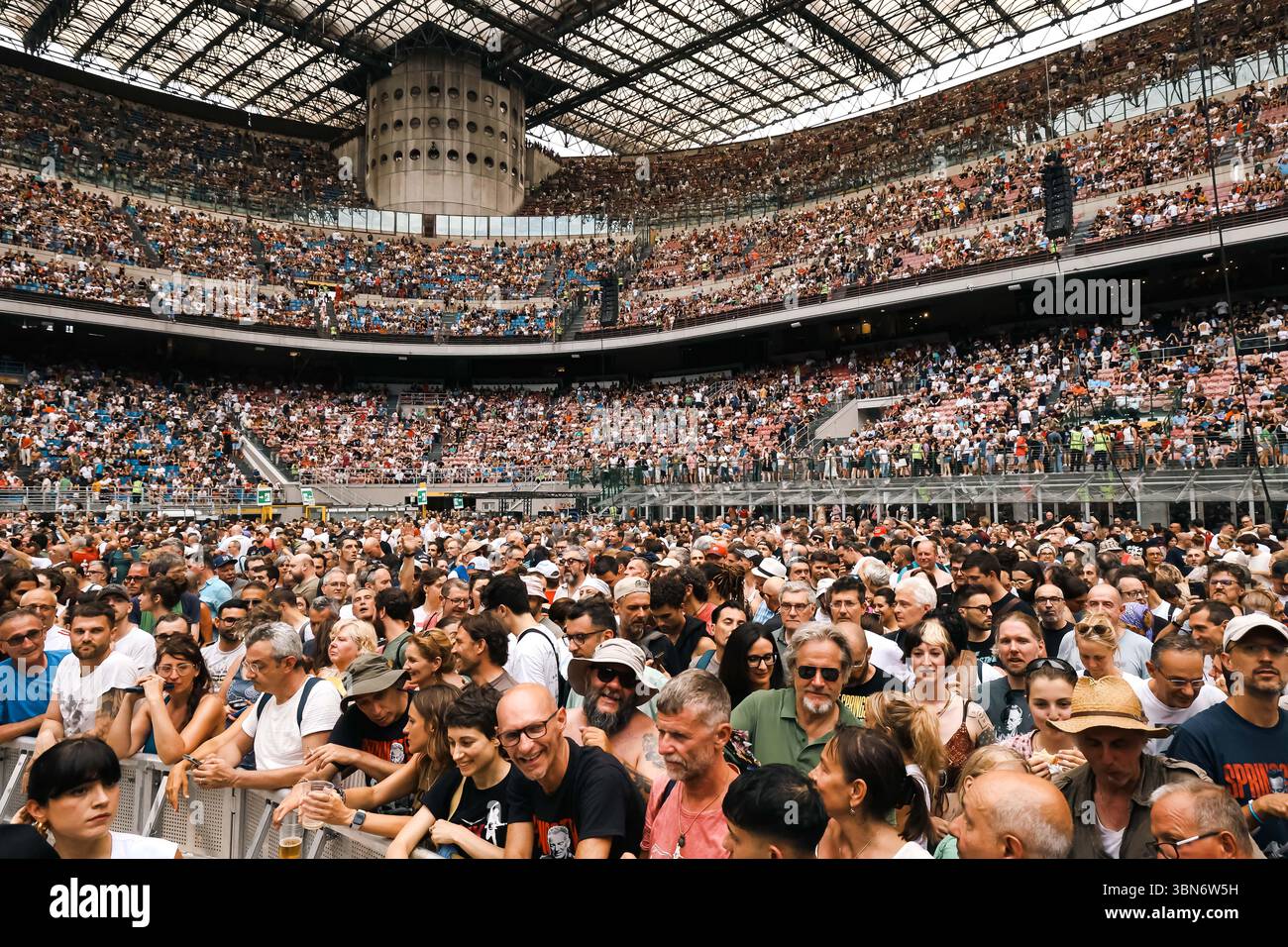 Mailand, Italien. 30. Juni 2025. Mailand, Bruce Springsteen tritt während der World Tour 2025 im San Siro Stadion auf. Auf dem Foto: Publikumskredit: Unabhängige Fotoagentur/Alamy Live News Stockfoto