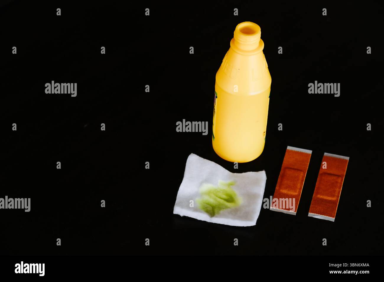 Zubehör für erste-Hilfe-Koffer, einschließlich einer gelben antiseptischen Flasche, Bandagen und Gewebe zur Reinigung einer Wunde, auf schwarzem Hintergrund angeordnet. Stockfoto Zubehör für erste-Hilfe-Koffer, einschließlich einer gelben antiseptischen Flasche, Bandagen und Gewebe zur Reinigung einer Wunde, auf schwarzem Hintergrund angeordnet. Stockfoto