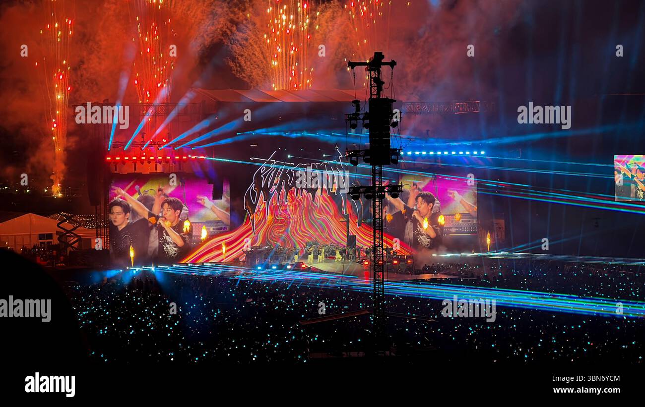 Toronto, Kanada – 29. Juni 2025: Konzertszene mit leuchtenden Lichtern und Feuerwerken, die die Bühne beleuchten, mit einer energiegeladenen Performance und Stockfoto Toronto, Kanada – 29. Juni 2025: Konzertszene mit leuchtenden Lichtern und Feuerwerken, die die Bühne beleuchten, mit einer energiegeladenen Performance und Stockfoto
