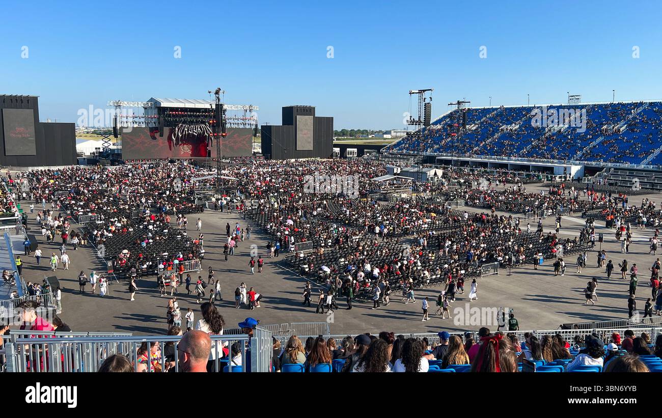Toronto, Kanada - 29. Juni 2025: Das Stray Kids Konzert im Rogers Stadium in Toronto bietet eine lebhafte Menschenmenge, die in die elektrisierende Atmosphäre von Li eingetaucht ist Stockfoto Toronto, Kanada - 29. Juni 2025: Das Stray Kids Konzert im Rogers Stadium in Toronto bietet eine lebhafte Menschenmenge, die in die elektrisierende Atmosphäre von Li eingetaucht ist Stockfoto