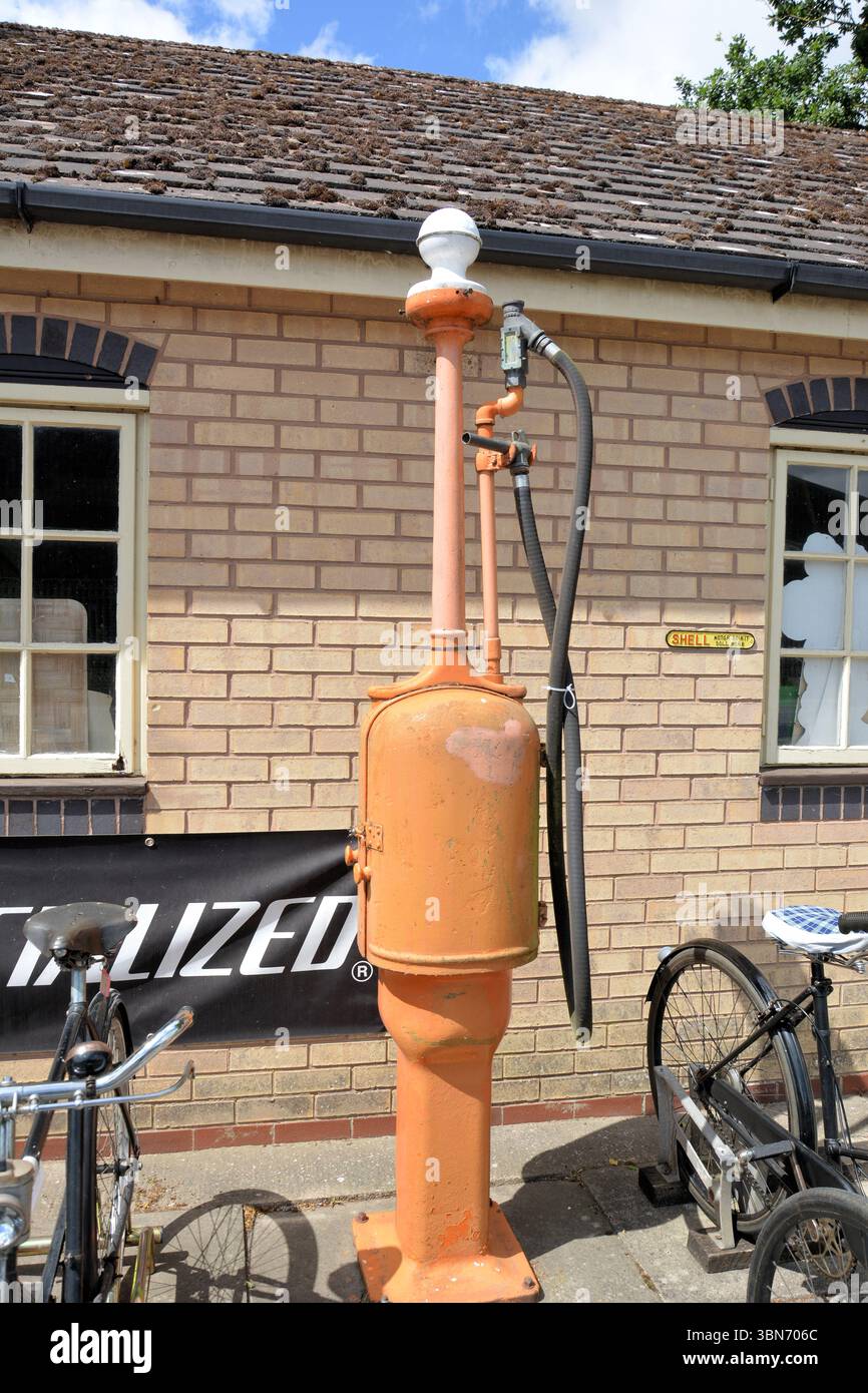 Gilbert & Barker Oldtimer-Benzinpumpe, Sandtoft Trolleybus Museum, North Lincolnshire, Großbritannien Stockfoto
