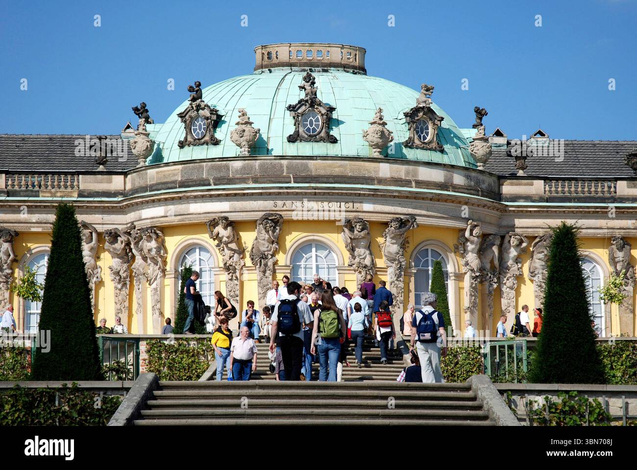 Schloss Sanssouci in Potsdam mit Touristen - Deutschland. Stockfoto