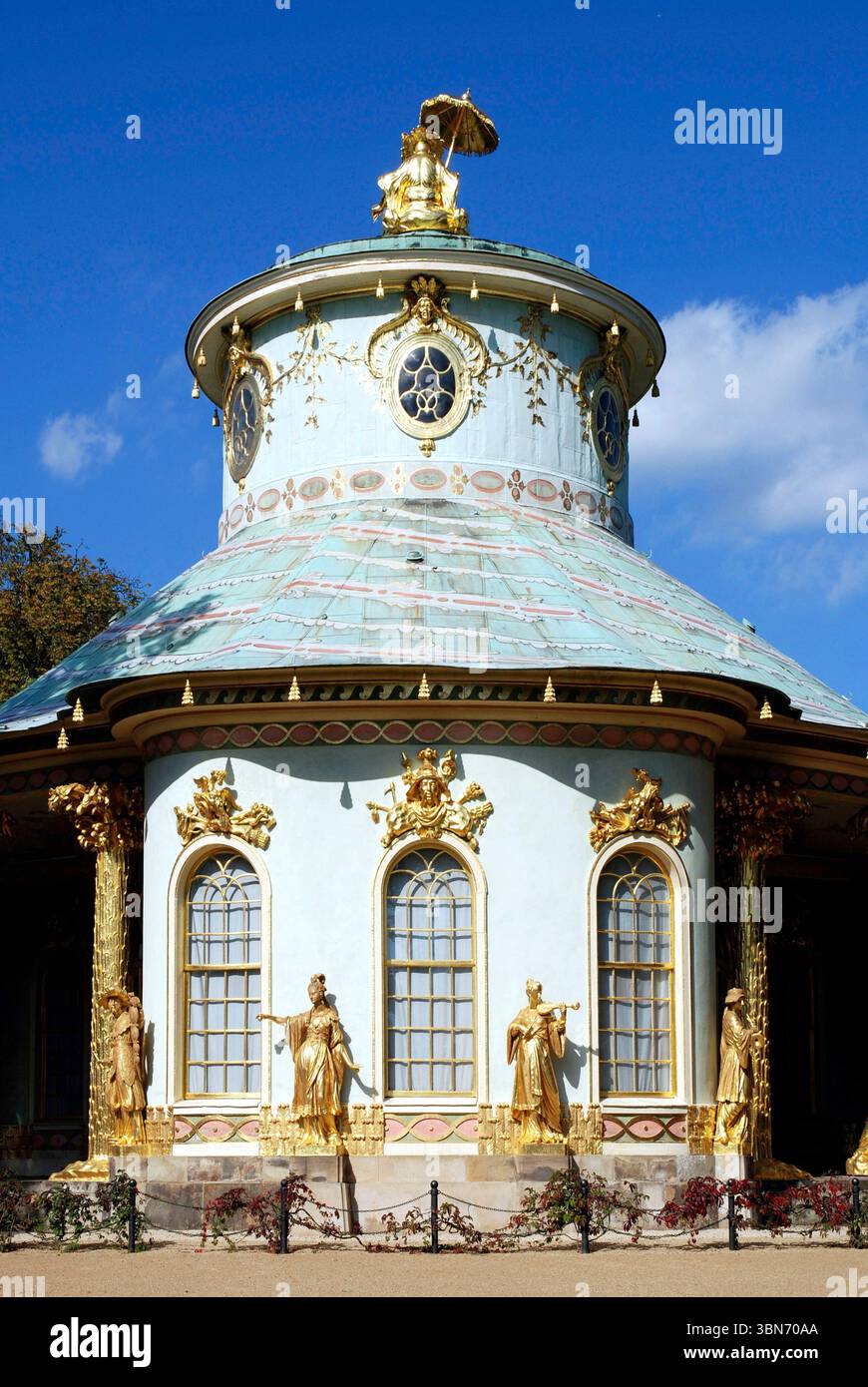 Chinesisches Teehaus von Sanssouci in Potsdam auf dem von Touristen besuchten Schlossgelände - Deutschland. Stockfoto