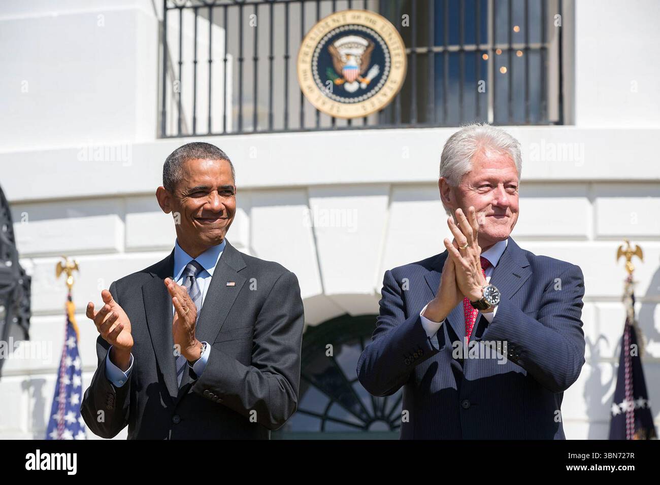 Der ehemalige Präsident Barack Obama und der ehemalige Präsident Bill Clinton applaudieren am 12. September 2014 zum 20. Jahrestag des AmeriCorps National Service Program on the South Lawn of the White House. Bild mit freundlicher Genehmigung des Weißen Hauses. Stockfoto