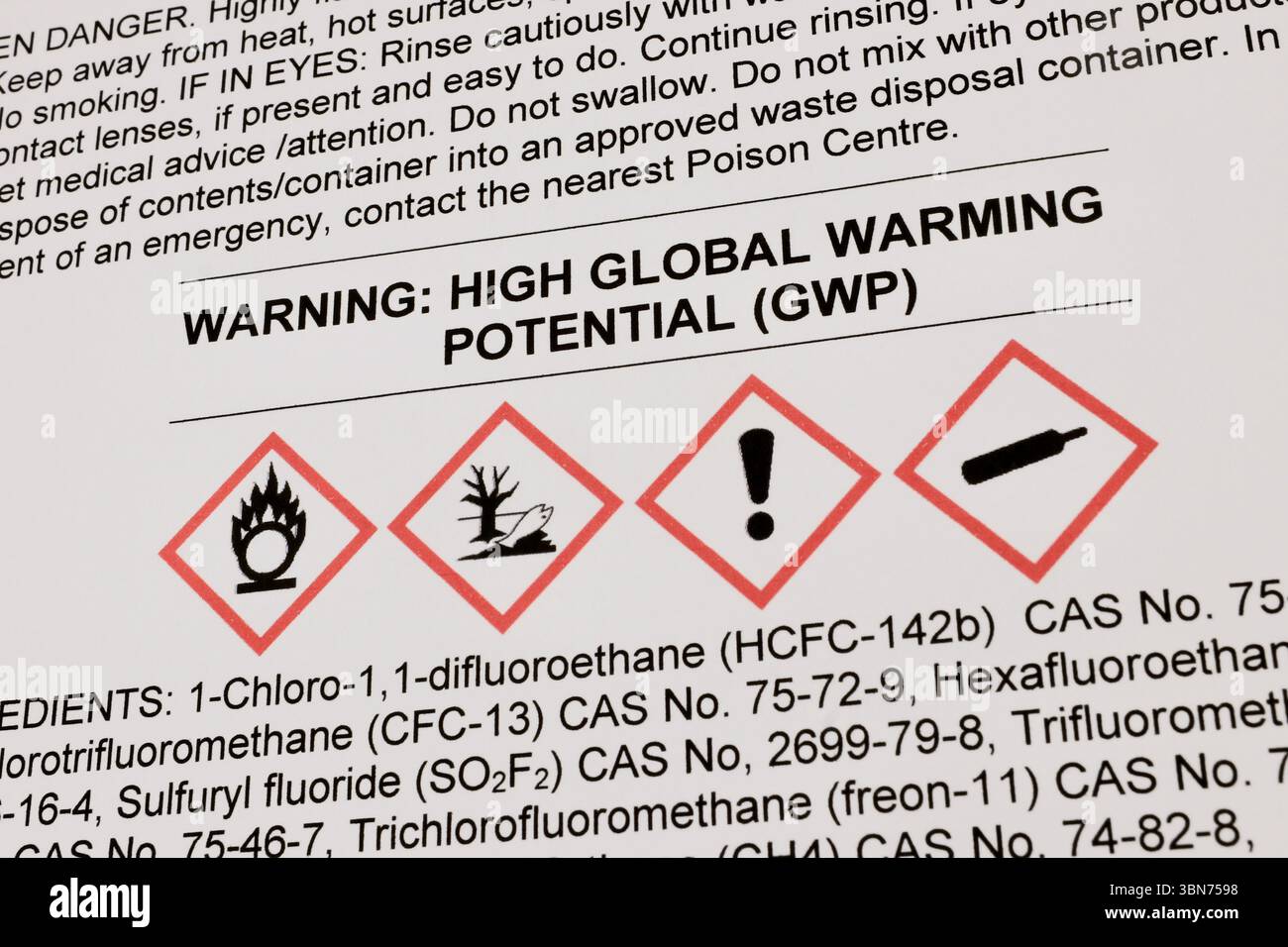 Das Warnschild enthält Treibhausgase wie HFCKW-142b, Hexafluoräthan und Trifluormethan, die maßgeblich zur globalen Erwärmung beitragen Stockfoto