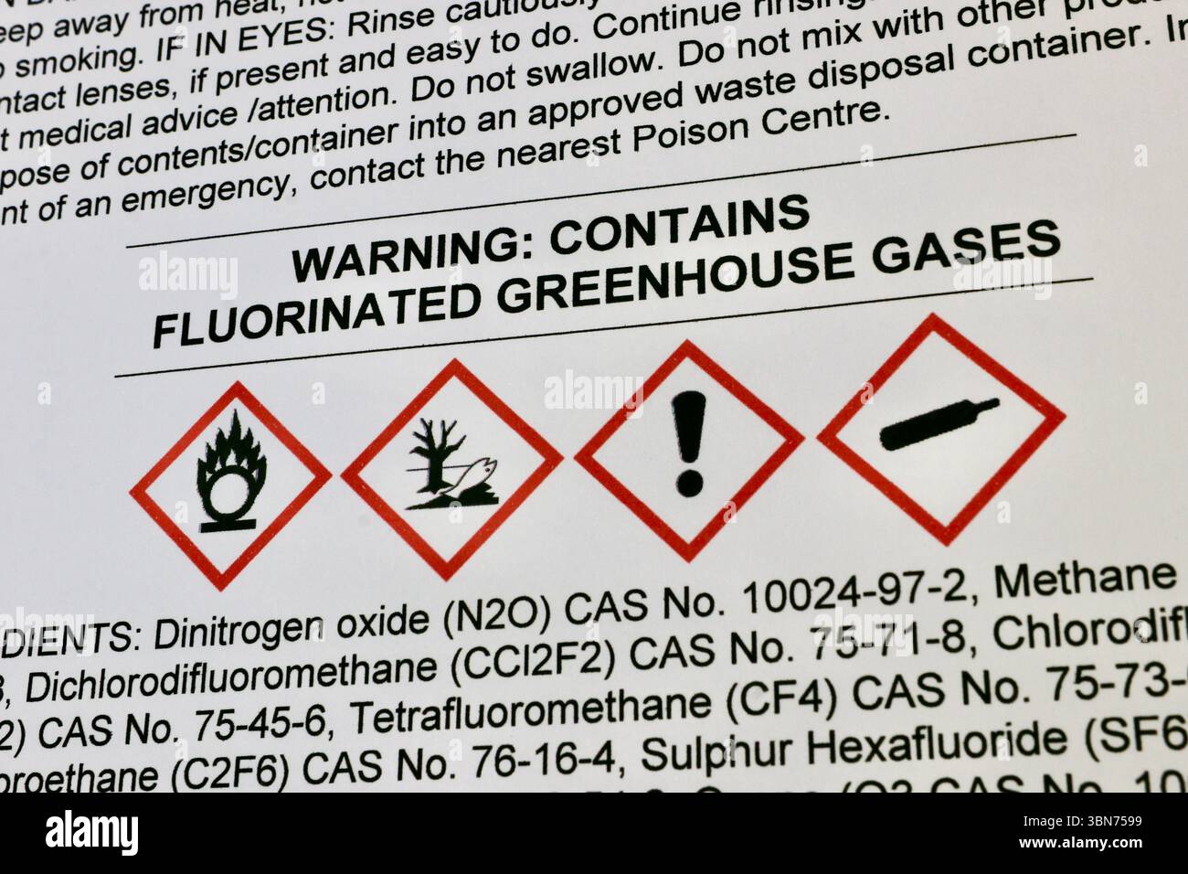 Das Warnschild enthält Treibhausgase wie HFCKW-142b, Hexafluoräthan und Trifluormethan, die maßgeblich zur globalen Erwärmung beitragen Stockfoto