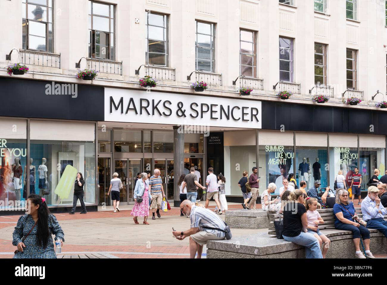 Marks und Spencer Kaufhaus vorne an der Broad Street, in Großbritannien. Ein multinationaler britischer Einzelhändler, der Kleidung, Haushalt und Lebensmittel verkauft Stockfoto Marks und Spencer Kaufhaus vorne an der Broad Street, in Großbritannien. Ein multinationaler britischer Einzelhändler, der Kleidung, Haushalt und Lebensmittel verkauft Stockfoto