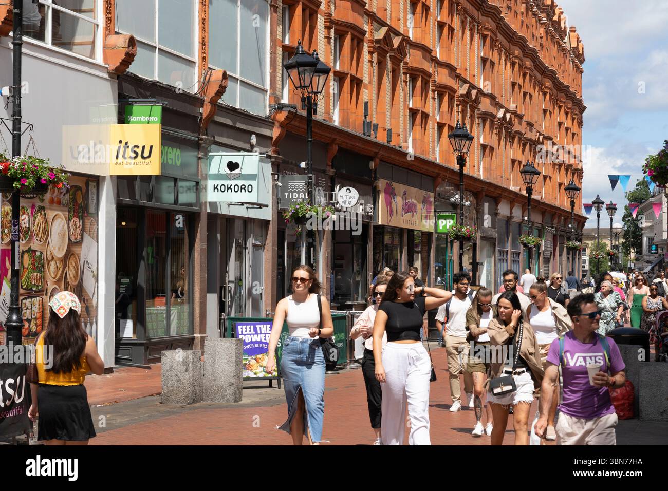 Shopper und Besucher in der Fußgängerzone Queen Victoria Street in Reading, bekannt für ihre barocke Architektur aus dem späten 19. Jahrhundert. England Stockfoto