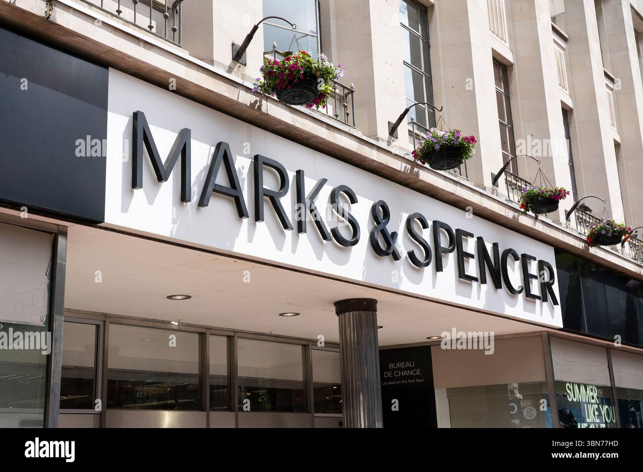 Marks und Spencer Kaufhaus vorne an der Broad Street, in Großbritannien. Ein multinationaler britischer Einzelhändler, der Kleidung, Haushalt und Lebensmittel verkauft Stockfoto Marks und Spencer Kaufhaus vorne an der Broad Street, in Großbritannien. Ein multinationaler britischer Einzelhändler, der Kleidung, Haushalt und Lebensmittel verkauft Stockfoto