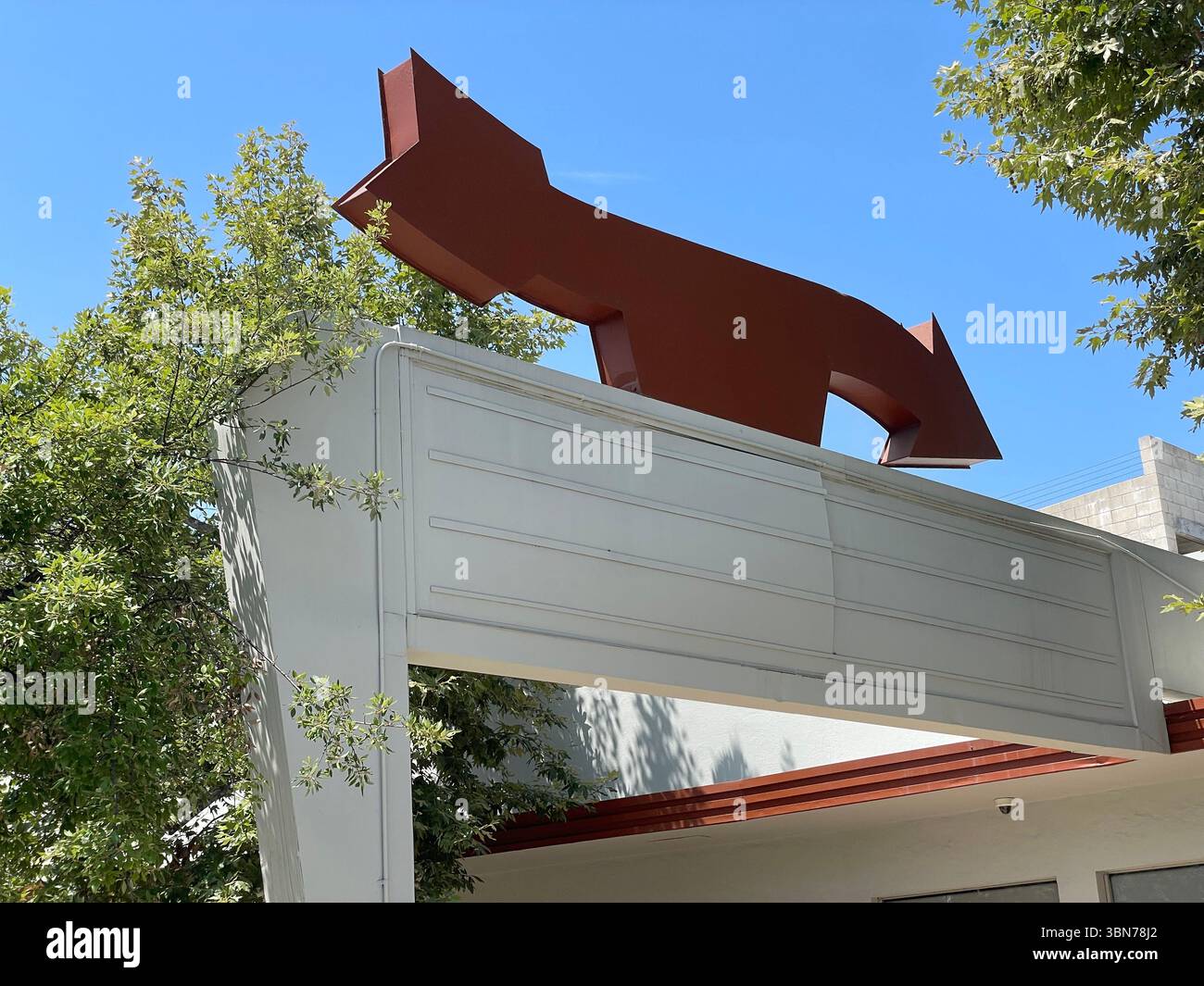 Vintage-Schild mit Pfeil am Straßenrand in Pasadena, Kalifornien, USA Stockfoto