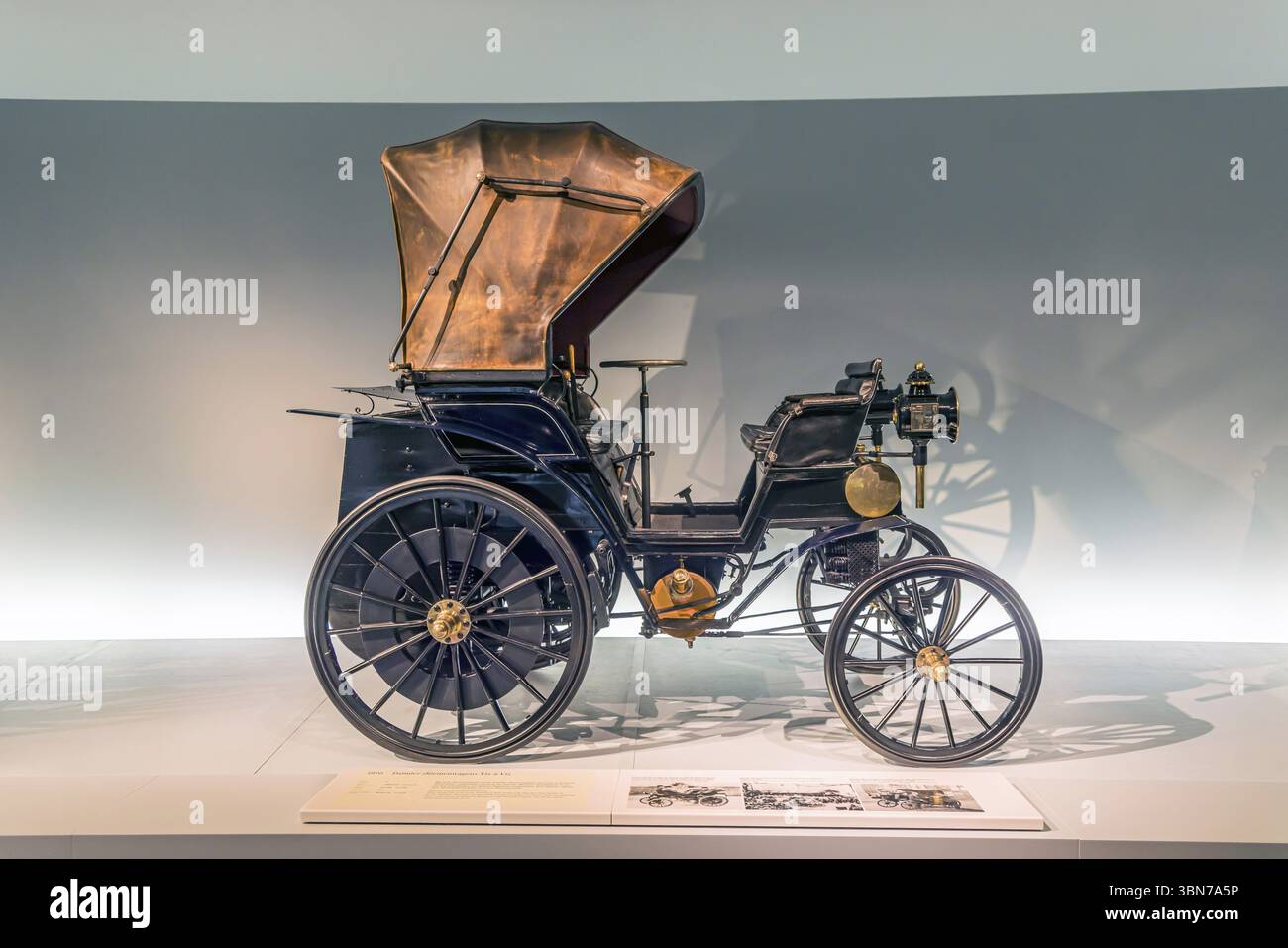 Daimler-Riemenkraftwagen VIS-a-VIS ab 1896. Das Mercedes-Benz Museum in Stuttgart präsentiert eine Reise durch die Automobilgeschichte des globalen Unternehmens Stockfoto