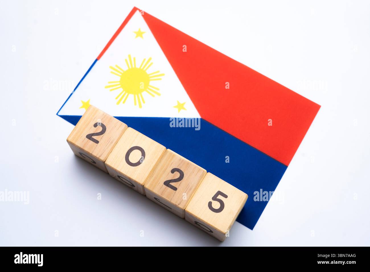 2025, Philippinen, philippinische Flagge mit Datumsblock, Konzept, wichtige Ereignisse für die Philippinen im neuen Jahr, Wahl, Wirtschaft, soziale Aktivitäten, Stockfoto
