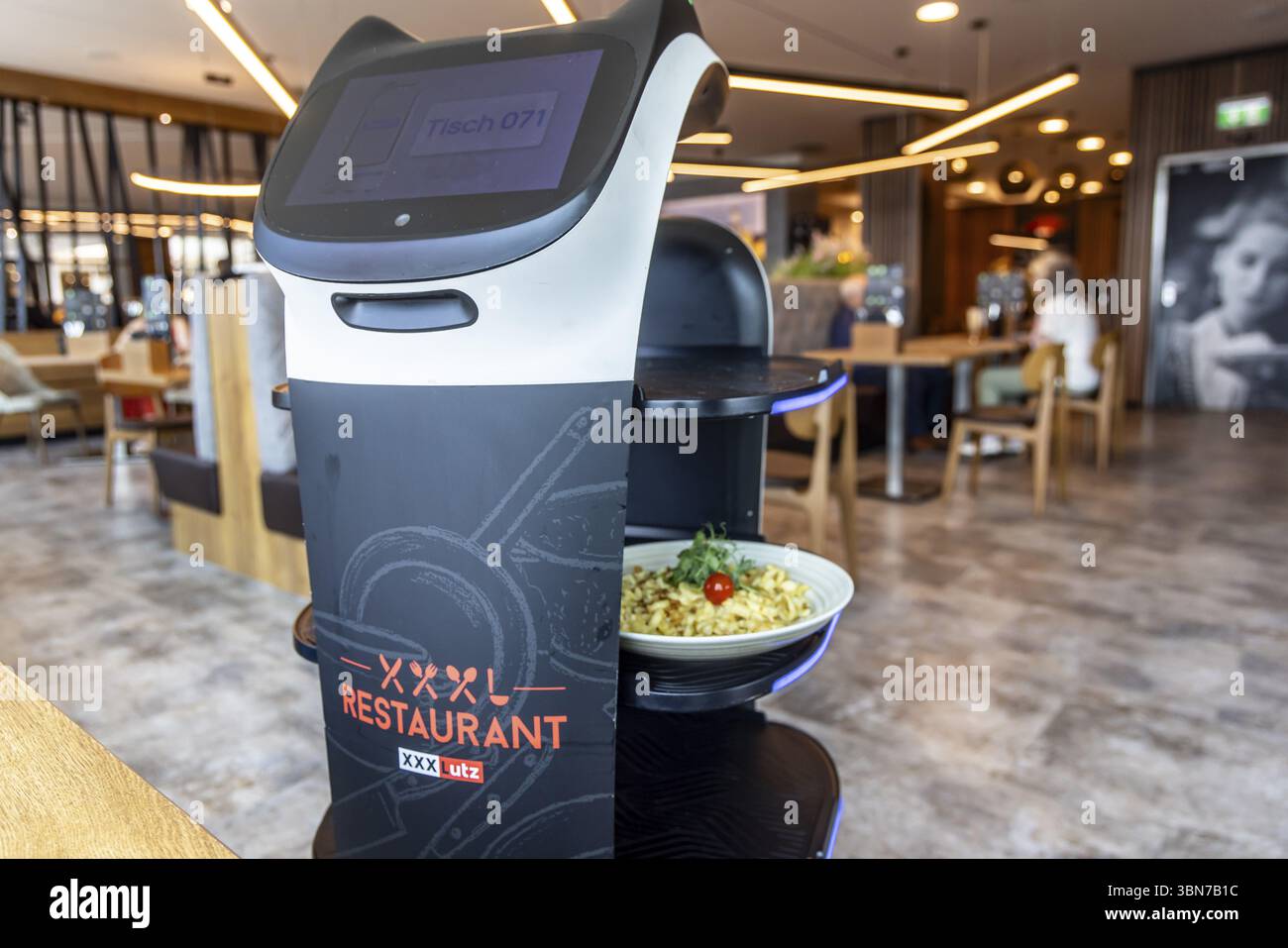 Möbelgeschäft XXXLutz Mann Mobilia Karlsruhe. Im Restaurant unterstützt der Servierroboter Lutzi das Personal und bringt das Essen auf den Tisch. Karlsruhe Stockfoto