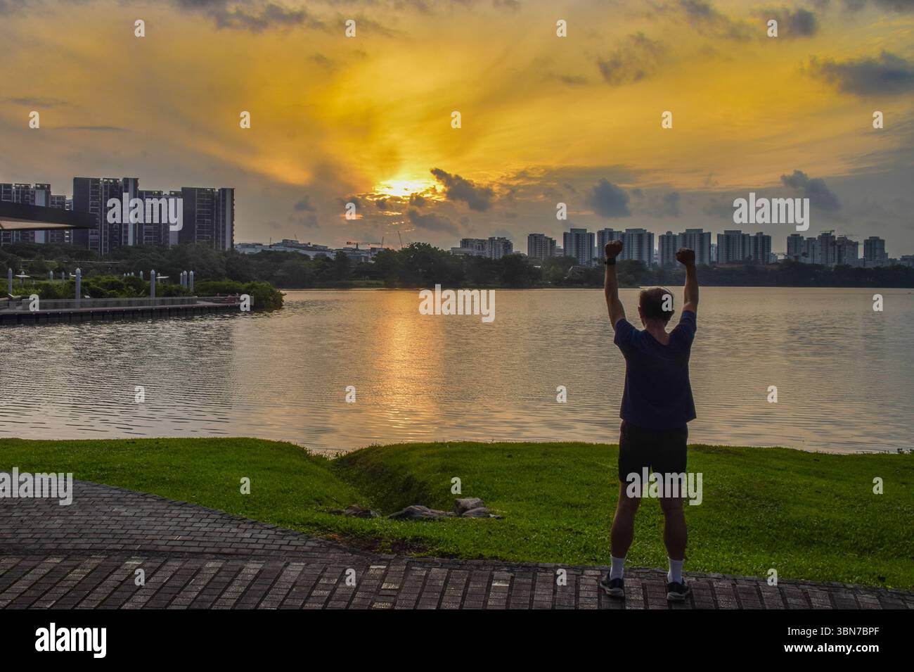 Mann, der morgens in den Jurong Lake Gardens im Westen Singapurs Sport treibt. Stockfoto