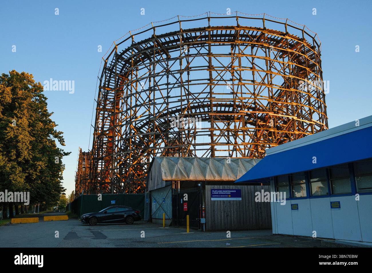 The Coaster, eine hölzerne Achterbahn im Playland auf dem Pacific National Exhibition Grounds im Hastings Park in Vancouver, BC. Sie wurde 1958 erbaut. Stockfoto