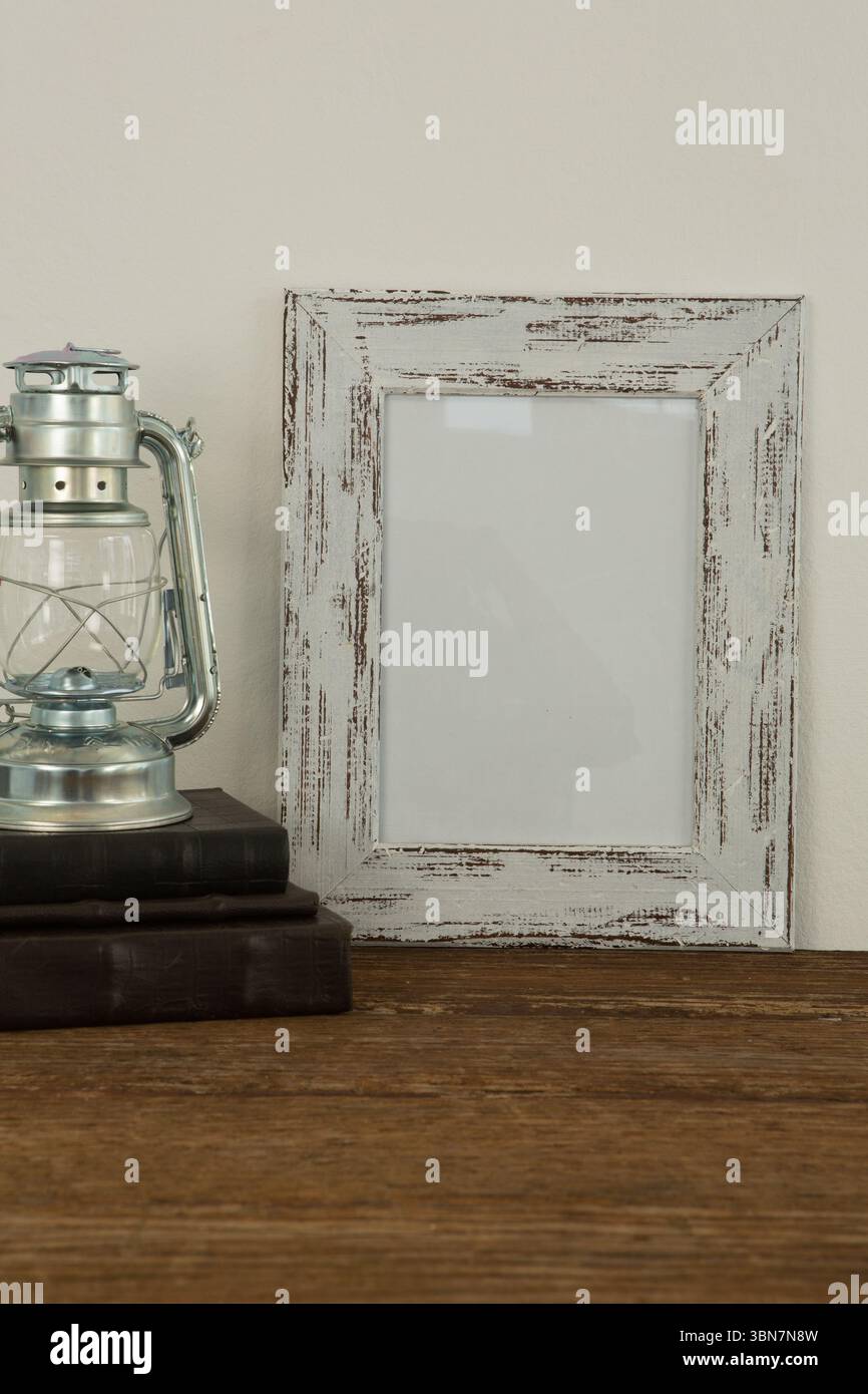 Bilderrahmen und Laterne auf dem Tisch Stockfoto