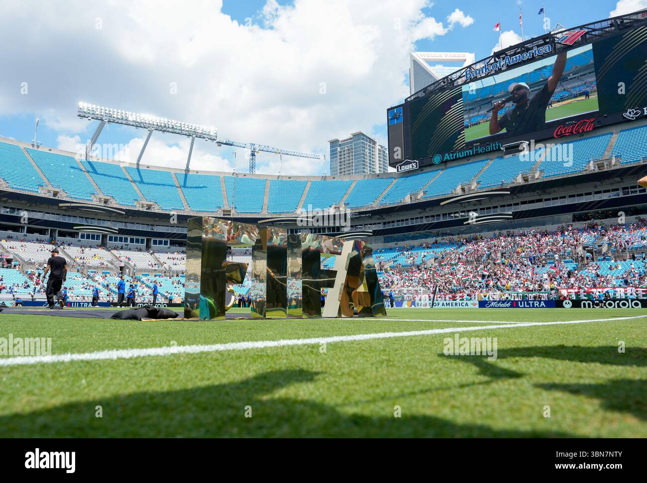Charlotte, Vereinigte Staaten. 30. Juni 2025. Das FIFA-Logo auf dem Spielfeld im Bank of America Stadion waehrend der Zeremonien vor dem Spiel USA, Inter Mailand vs Fluminense FC, FIFA Club-Weltmeisterschaft, Achtelfinale, Spiel 53, 30.06.2025 Foto: Eibner-Pressefoto/Scott Coleman Credit: dpa/Alamy Live News Stockfoto