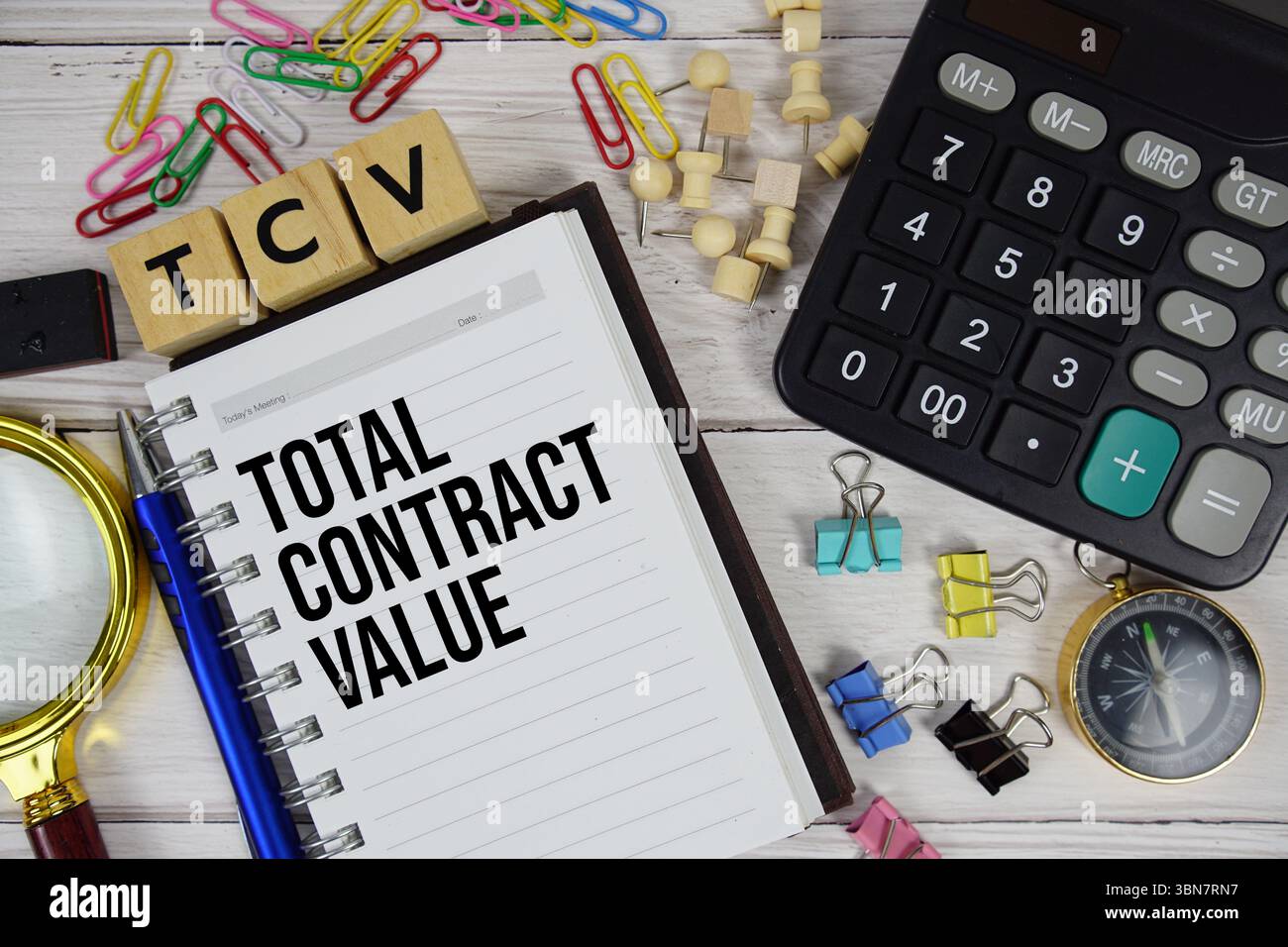 TCV – Akronym Gesamtvertragswert auf Notizblock, Geschäfts- und Finanzkonzept Stockfoto