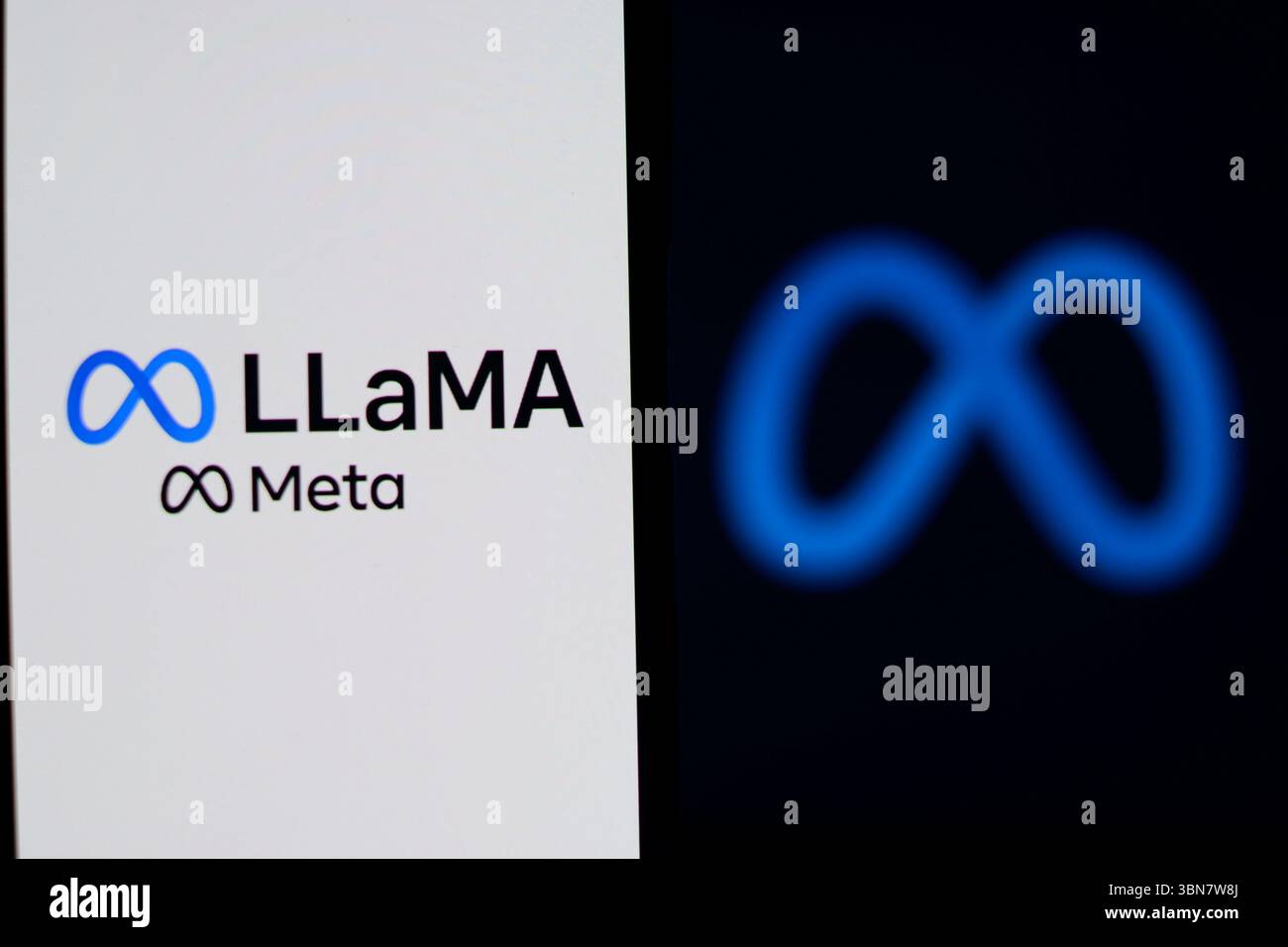 Das Lama Meta AI-Logo wird auf dem Bildschirm eines Mobiltelefons mit dem Meta-Logo im Hintergrund für ein Illustrationsfoto angezeigt. Stockfoto
