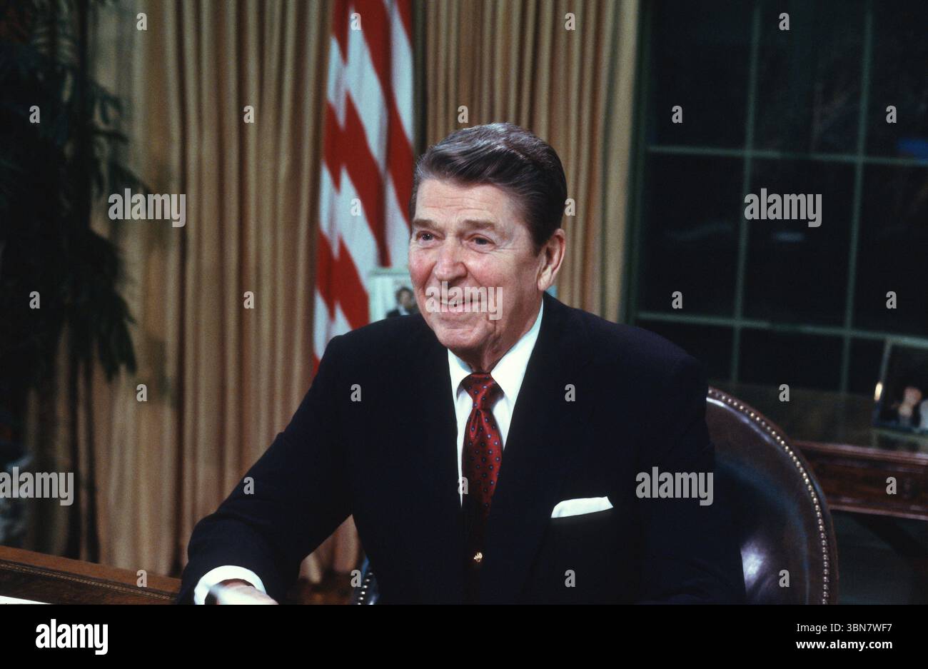 US-Präsident Ronald Reagan posiert für Fotos, nachdem er am Dienstag, den 2. Februar, im Oval Office des Weißen Hauses in Washington, DC, USA, eine landesweit im Fernsehen übertragene Ansprache an die Nation über Hilfe für den Nicaraguanischen Demokratischen Widerstand (Contras) gehalten hat. 1988. Vermerk: Ron Sachs/CNP Stockfoto