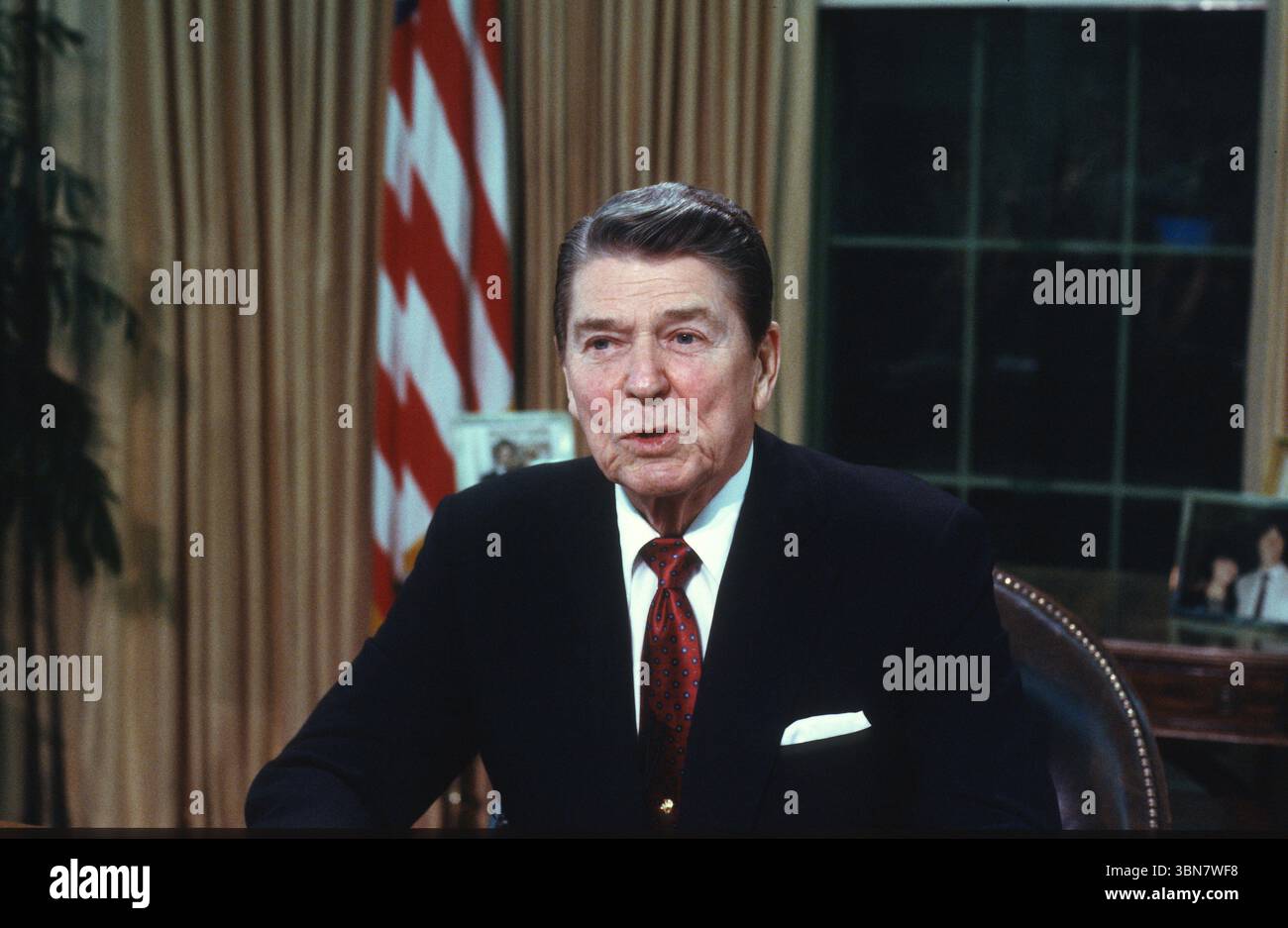 US-Präsident Ronald Reagan posiert für Fotos, nachdem er am Dienstag, den 2. Februar, im Oval Office des Weißen Hauses in Washington, DC, USA, eine landesweit im Fernsehen übertragene Ansprache an die Nation über Hilfe für den Nicaraguanischen Demokratischen Widerstand (Contras) gehalten hat. 1988. Vermerk: Ron Sachs/CNP Stockfoto