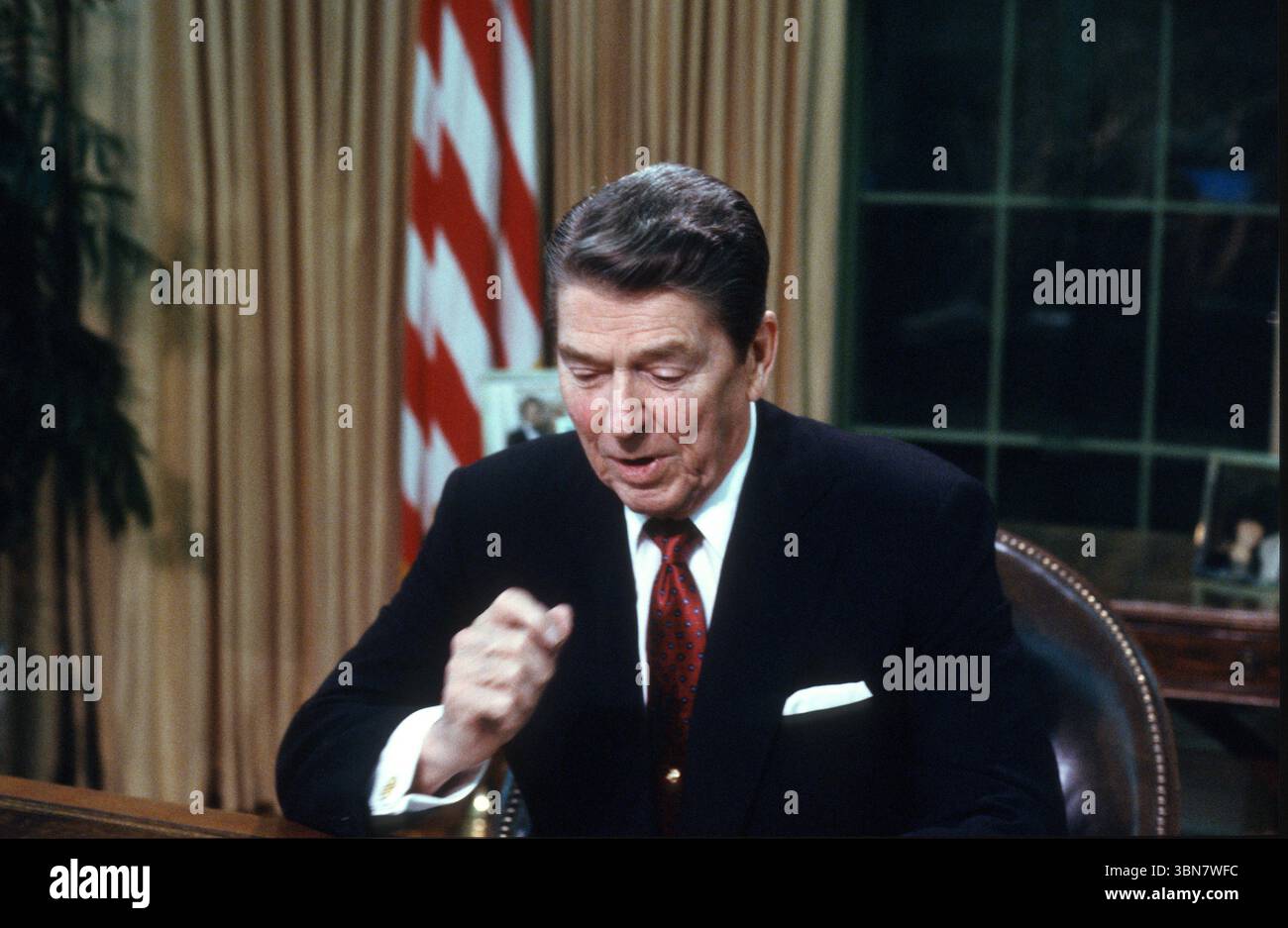 US-Präsident Ronald Reagan posiert für Fotos, nachdem er am Dienstag, den 2. Februar, im Oval Office des Weißen Hauses in Washington, DC, USA, eine landesweit im Fernsehen übertragene Ansprache an die Nation über Hilfe für den Nicaraguanischen Demokratischen Widerstand (Contras) gehalten hat. 1988. Vermerk: Ron Sachs/CNP Stockfoto