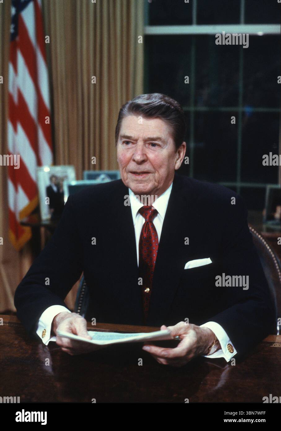 US-Präsident Ronald Reagan posiert für Fotos, nachdem er am Dienstag, den 2. Februar, im Oval Office des Weißen Hauses in Washington, DC, USA, eine landesweit im Fernsehen übertragene Ansprache an die Nation über Hilfe für den Nicaraguanischen Demokratischen Widerstand (Contras) gehalten hat. 1988. Vermerk: Ron Sachs/CNP Stockfoto