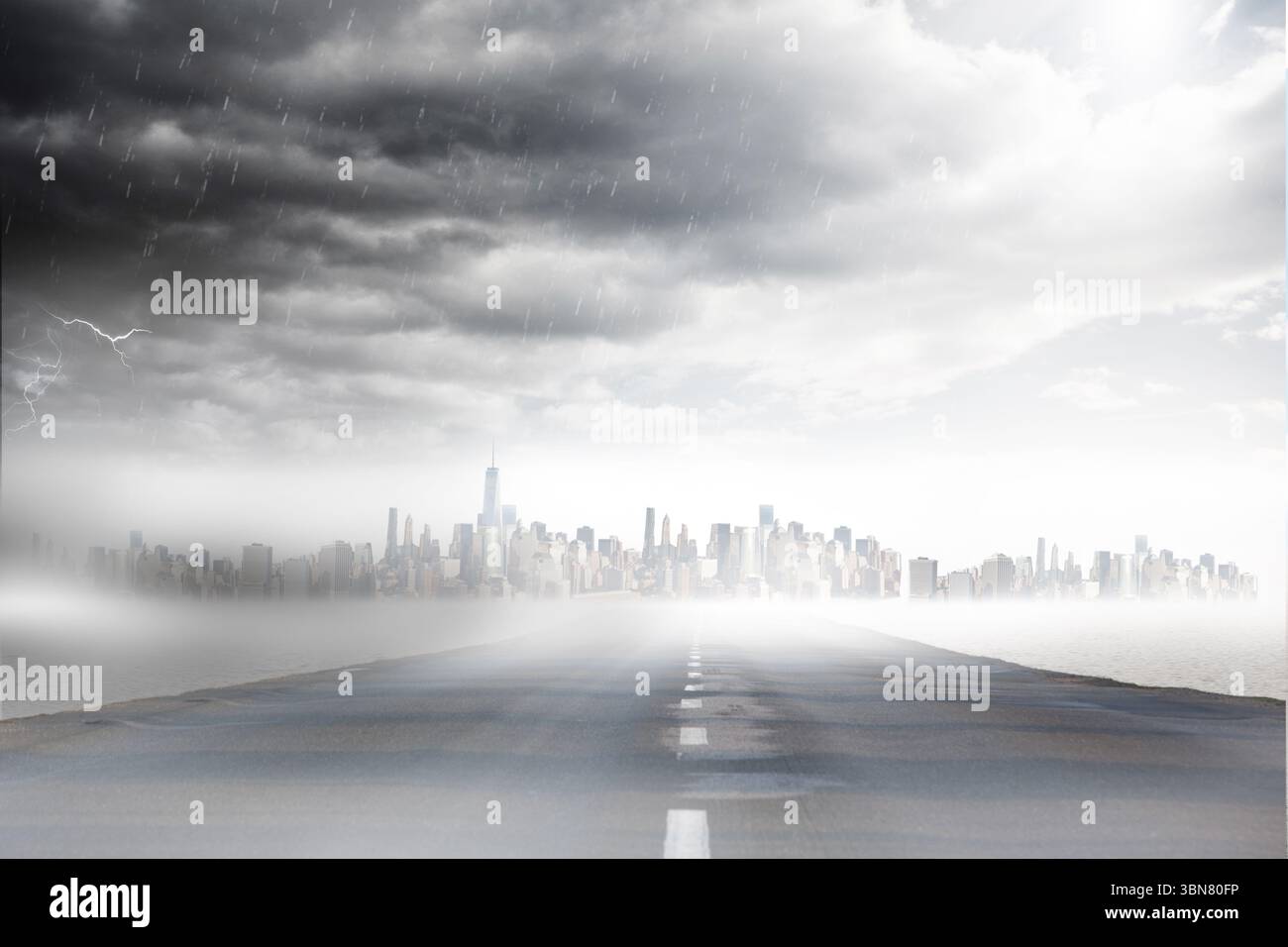 Die flach gestaltete Fahrbahn zieht sich in Richtung nebeliger Skyline der Stadt unter Gewitterwolken mit Blitz Stockfoto