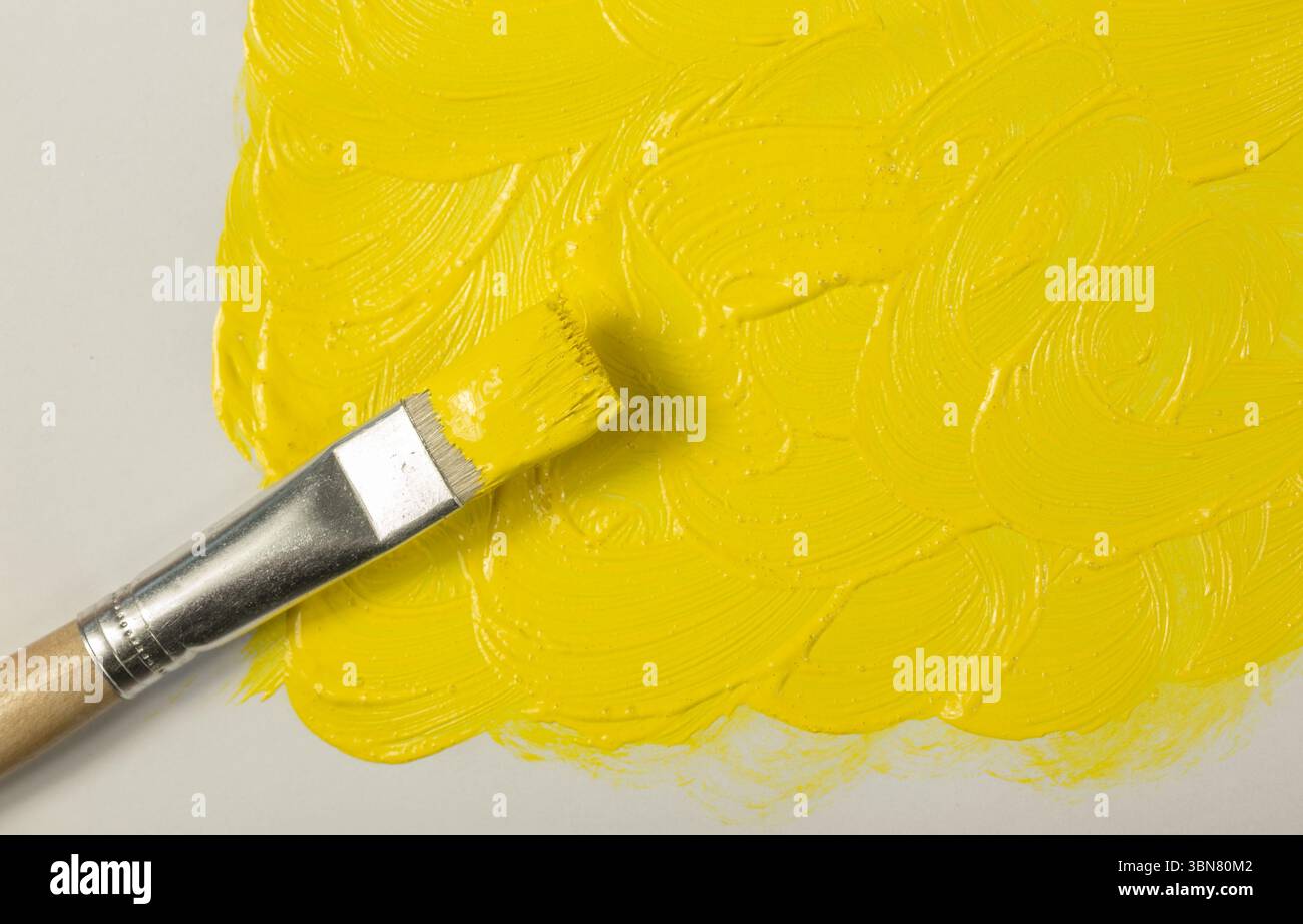 Gelbe Farbe mit Pinsel Stockfoto