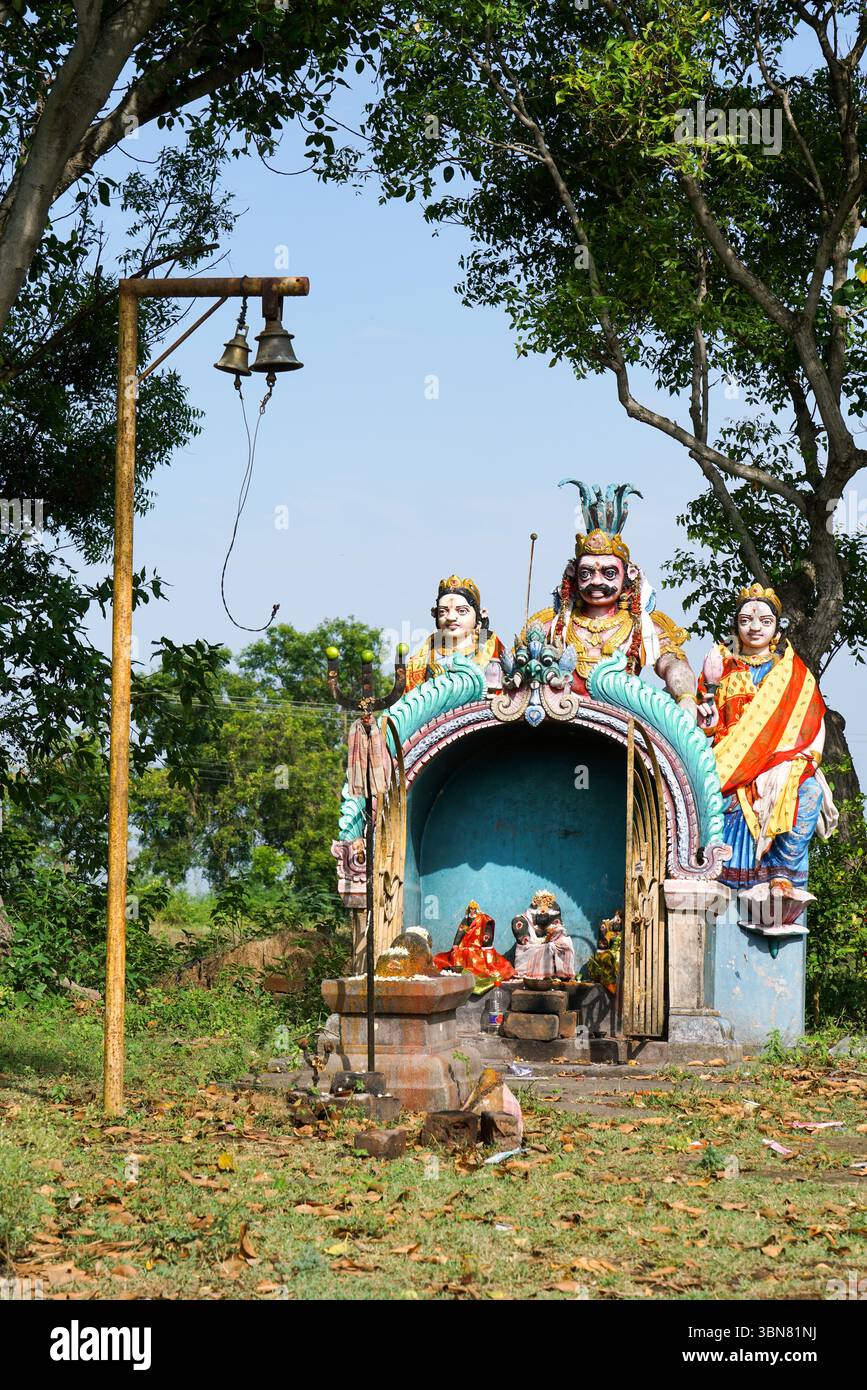 Ayyanar-Tempel in der Mitte von Ackerland Stockfoto