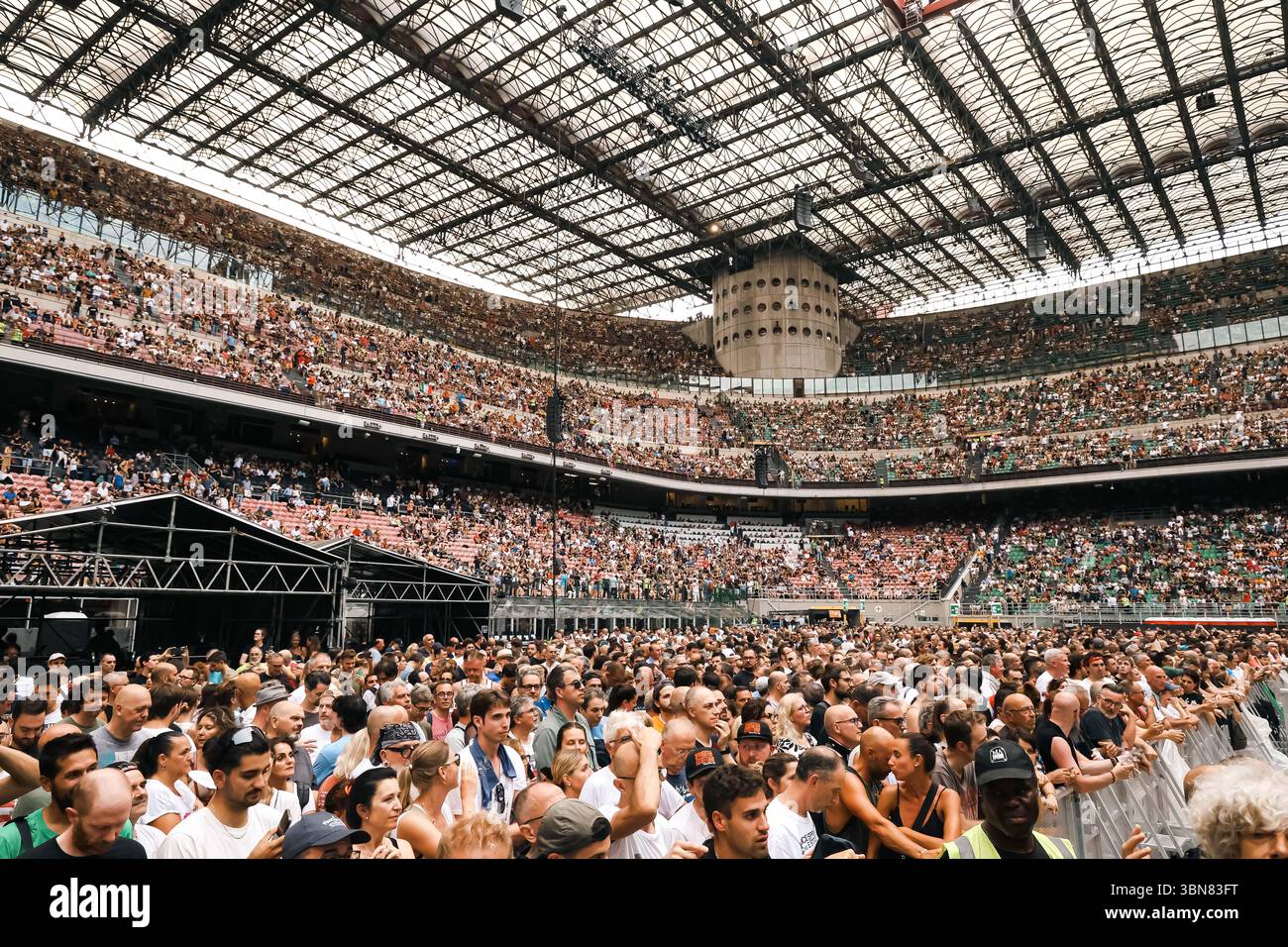 Mailand, Italien. Juli 2025. Mailand, Bruce Springsteen tritt während der World Tour 2025 im San Siro Stadion auf. Auf dem Foto: Publikumskredit: Unabhängige Fotoagentur/Alamy Live News Stockfoto