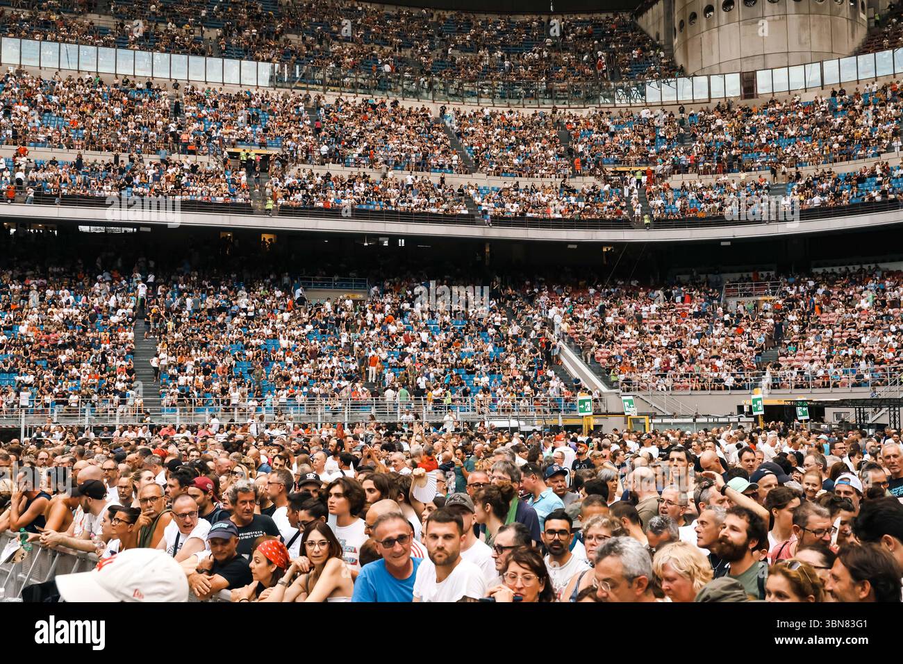 Mailand, Italien. Juli 2025. Mailand, Bruce Springsteen tritt während der World Tour 2025 im San Siro Stadion auf. Auf dem Foto: Publikumskredit: Unabhängige Fotoagentur/Alamy Live News Stockfoto