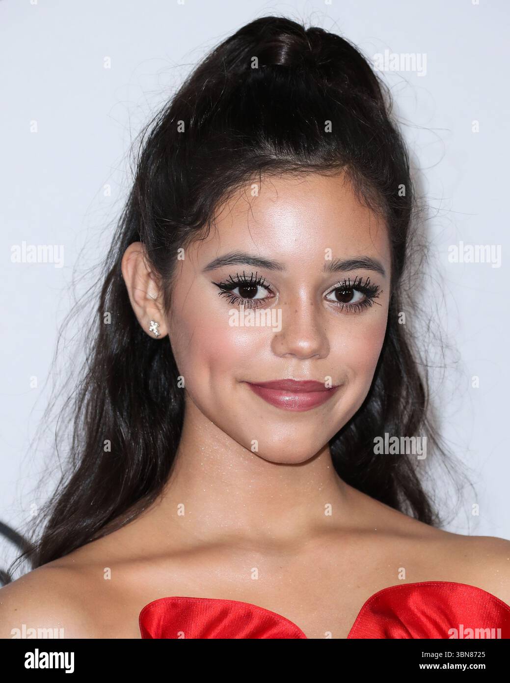 (DATEI) Jenna Ortega sagt: "Ich war eine unglückliche Person" nach "Mittwoch"-Ruhm. LOS ANGELES, KALIFORNIEN, USA – 06. OKTOBER: Die US-amerikanische Schauspielerin Jenna Ortega kommt am 6. Oktober 2018 im Shrine Auditorium and Expo Hall in Los Angeles, Kalifornien, USA, zu Mickys 90. Spektakel. (Foto: Xavier Collin/Image Press Agency) Stockfoto