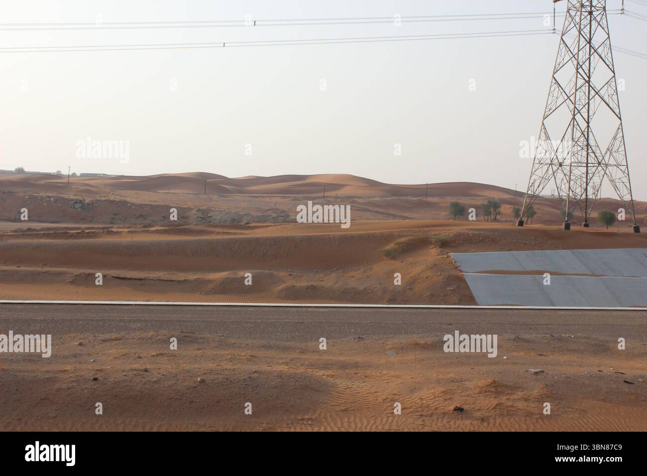 Wüstensafari in Dubai bei Sonnenuntergang. Offroad-Safari in der Sandwüste, Leere Quarter Desert in den Vereinigten Arabischen Emiraten. Dünen-Bashing in Dubai Stockfoto