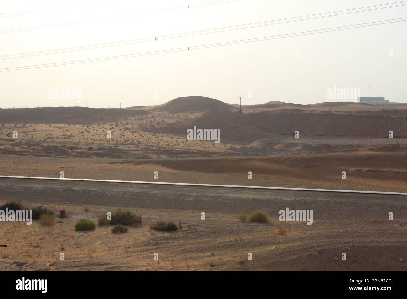 Wüstensafari in Dubai bei Sonnenuntergang. Offroad-Safari in der Sandwüste, Leere Quarter Desert in den Vereinigten Arabischen Emiraten. Dünen-Bashing in Dubai Stockfoto
