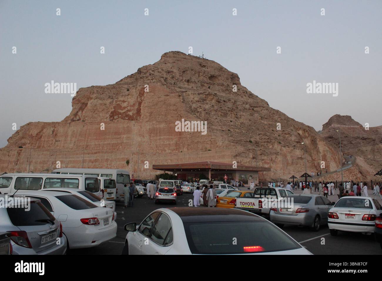 Straßen- und Verkehrslärm auf dem Berg Jabel Hafeet in den Vereinigten Arabischen Emiraten am Eid Day Stockfoto
