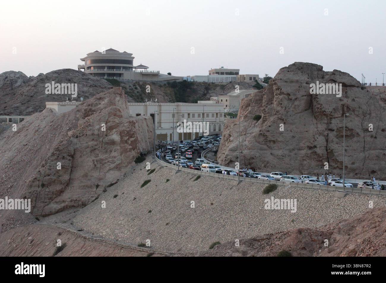 Straßen- und Verkehrslärm auf dem Berg Jabel Hafeet in den Vereinigten Arabischen Emiraten am Eid Day Stockfoto