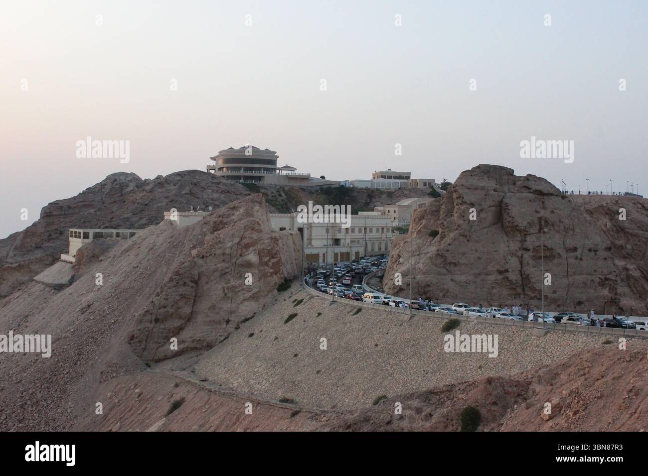 Straßen- und Verkehrslärm auf dem Berg Jabel Hafeet in den Vereinigten Arabischen Emiraten am Eid Day Stockfoto