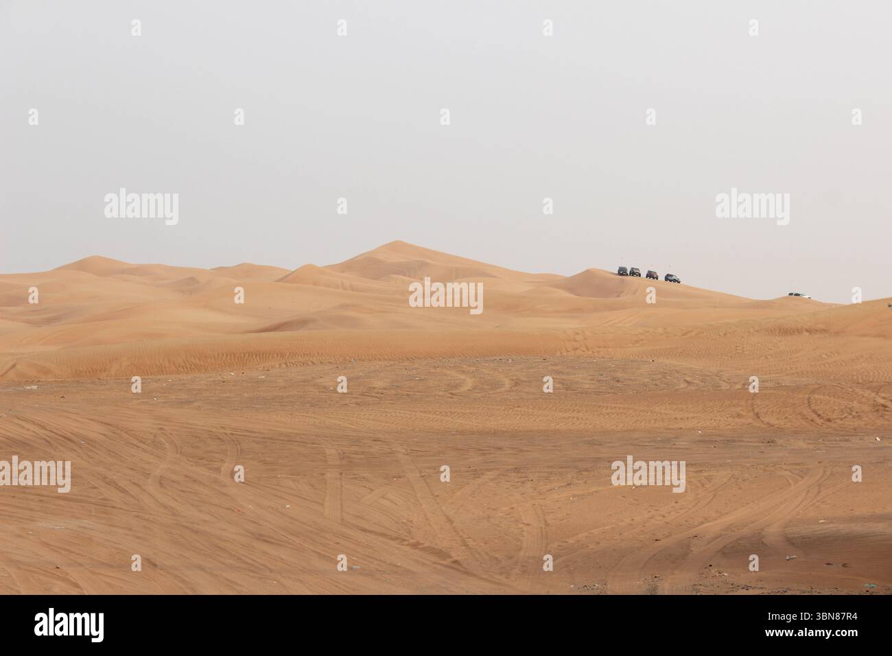 Wüstensafari in Dubai bei Sonnenuntergang. Offroad-Safari in der Sandwüste, Leere Quarter Desert in den Vereinigten Arabischen Emiraten. Dünen-Bashing in Dubai Stockfoto