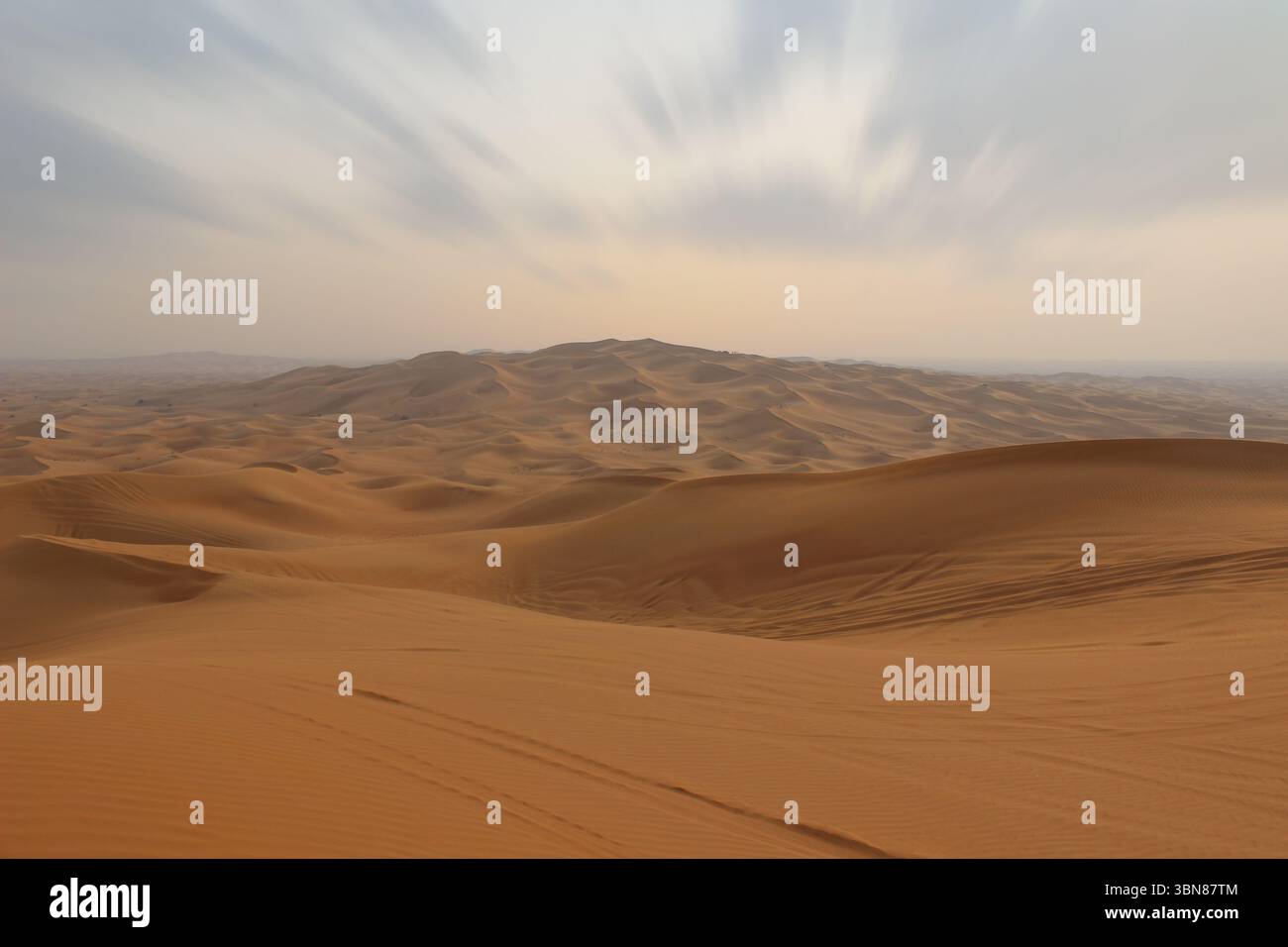 Wüstensafari in Dubai bei Sonnenuntergang. Offroad-Safari in der Sandwüste, Leere Quarter Desert in den Vereinigten Arabischen Emiraten. Dünen-Bashing in Dubai Stockfoto