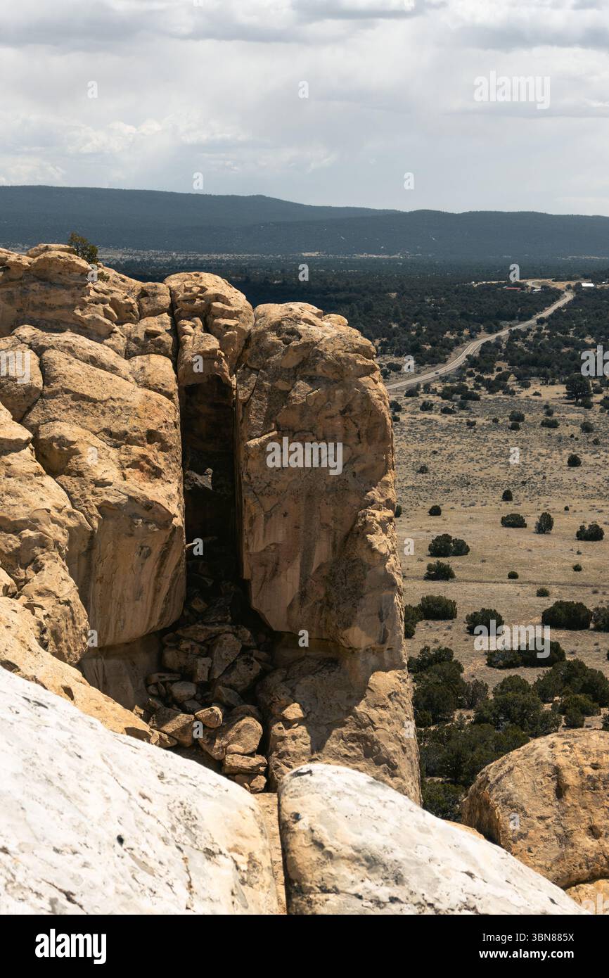 Mitglieder der NCB 22 trafen sich in Gallup, New Mexico, um ein Heim für eine ehemalige, behinderte Marine von Grund auf vor Ort zu bauen. Dies geschieht über das Programm der Southwest Indian Foundation und das innovative Readiness Training Program von April bis Juli 2025. Stockfoto