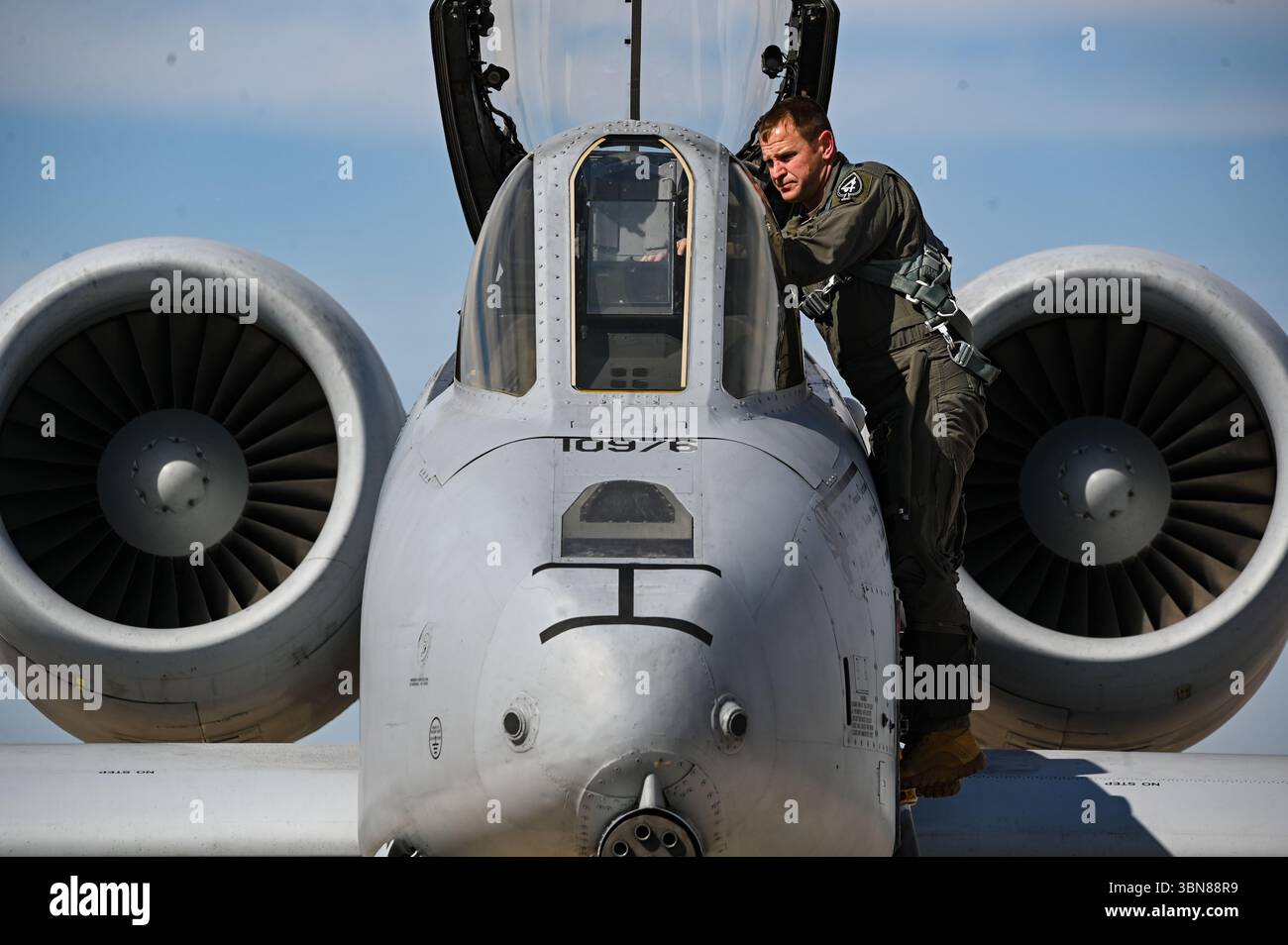 Ein Pilot steigt aus dem Cockpit einer A-10 Thunderbolt II auf der Laughlin Air Force Base, Texas, 11. Januar 2023. Die Teilnehmer in der Pilottrainings-Pipeline hatten die Gelegenheit, Fragen zu stellen und sich mit erfahrenen Kampfflugzeugen zu beschäftigen. (Foto der U.S. Air Force von Airman 1st Class Keira Rossman) Stockfoto