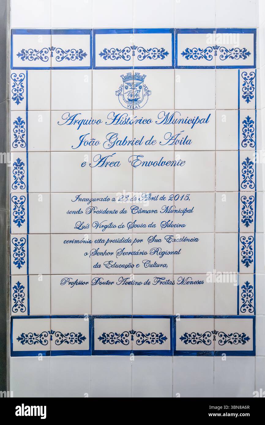 Historisches Stadtarchiv zur Erinnerung an Azulejo-Fliesenplatte in Sao Jorge Azoren Portugal. Portugiesische Keramikkunst, blaue und weiße Fliesen, städtische Bügel Stockfoto