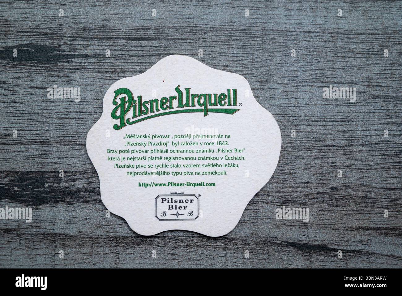 Lublin, Polen, 26. Juni 2025 Vintage Pilsner Urquell Bieruntersetzer aus einem Pub Stockfoto
