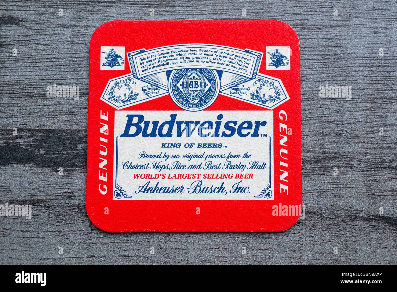 Lublin, Polen, 26. Juni 2025 Vintage Budweiser Lagerbier-Achterbahn aus einem Pub Stockfoto