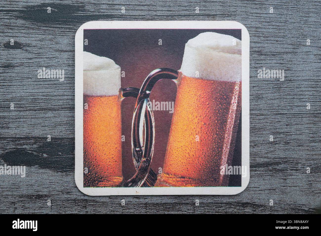 Lublin, Polen, 26. Juni 2025 Vintage-Achterbahn aus einem Pub Stockfoto